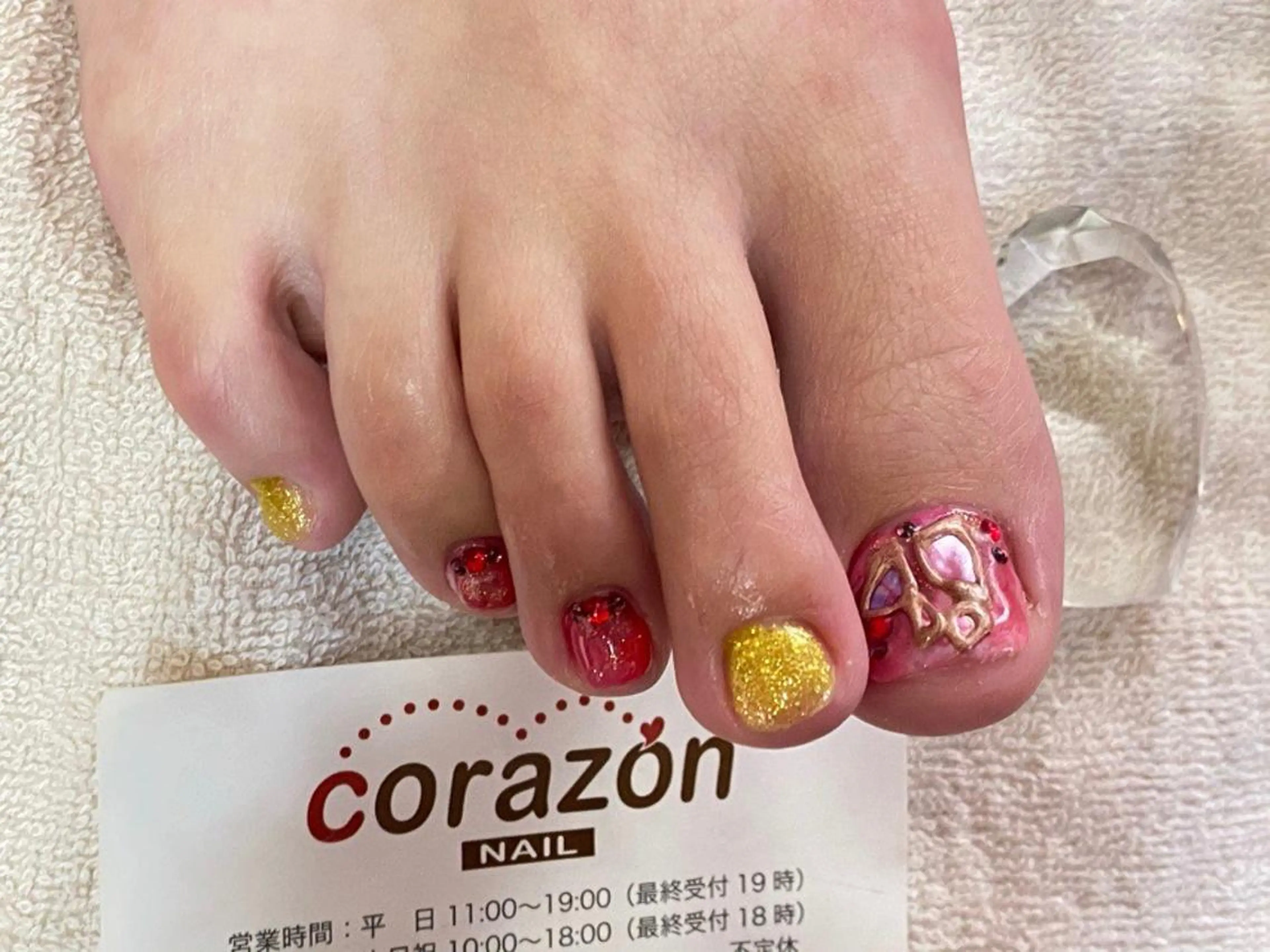 ネイル フットネイル ゴールド ラメ(グリッター) ニュアンスネイル ピンク フットネイル corazon所属・ネイリスト aicoのネイルデザイン