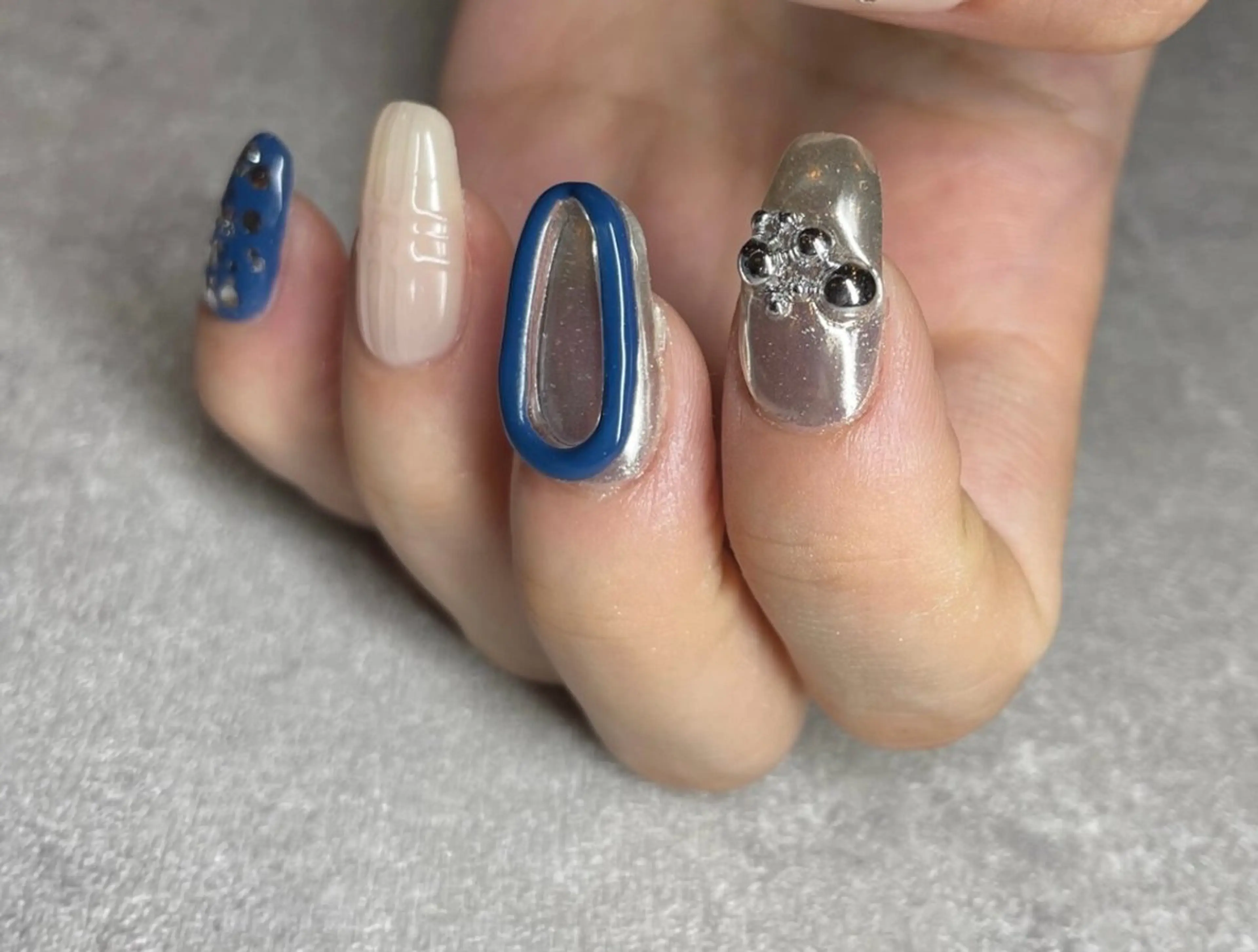 ネイル ネイビー ニュアンスネイル シルバー ハンドネイル NailLife🌿 矢場町Maiアートのネイルデザイン