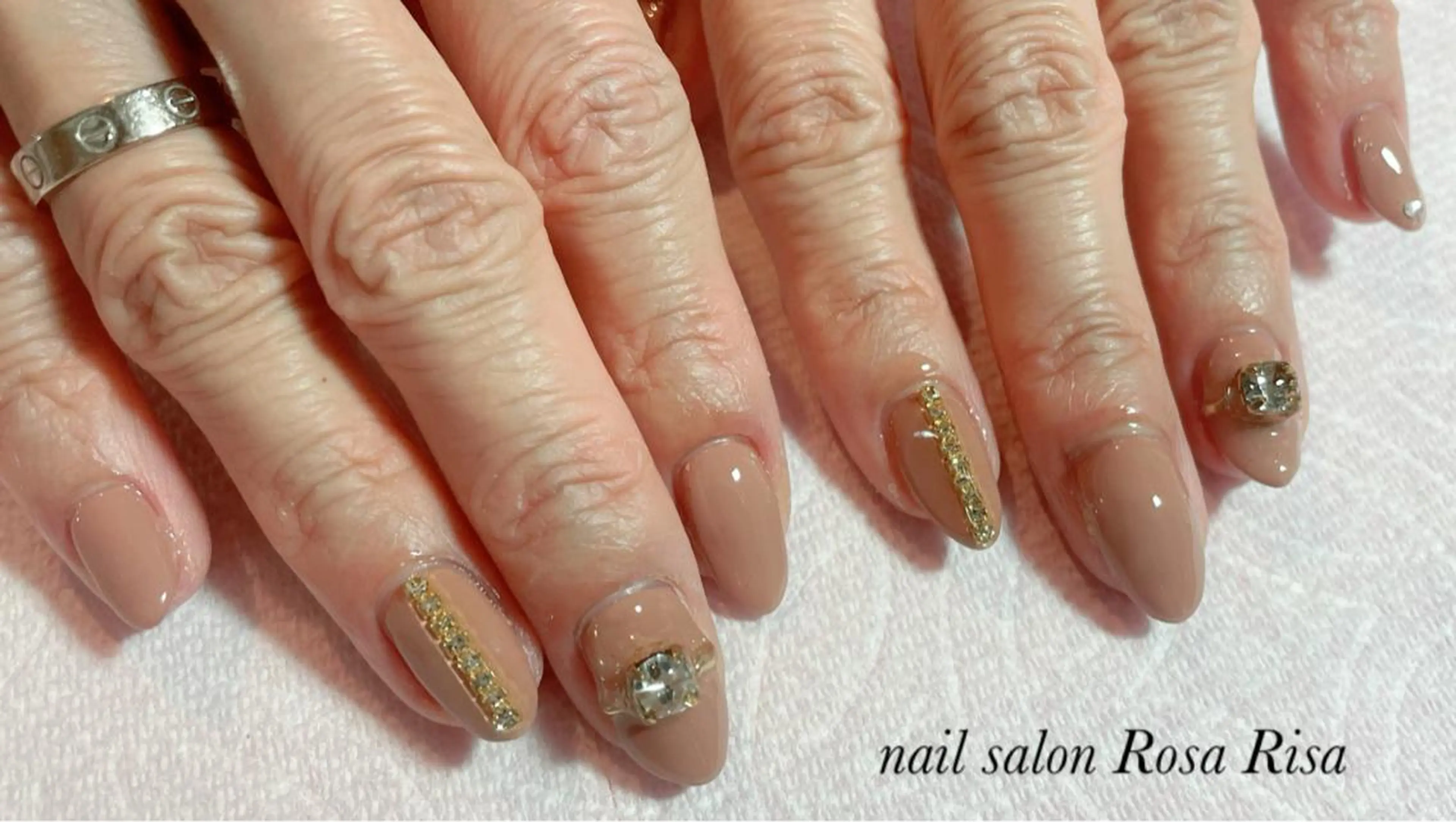 セミロング アイブロウ ハンドネイル ネイルスタジオ シェイクユアハンズのネイルデザイン