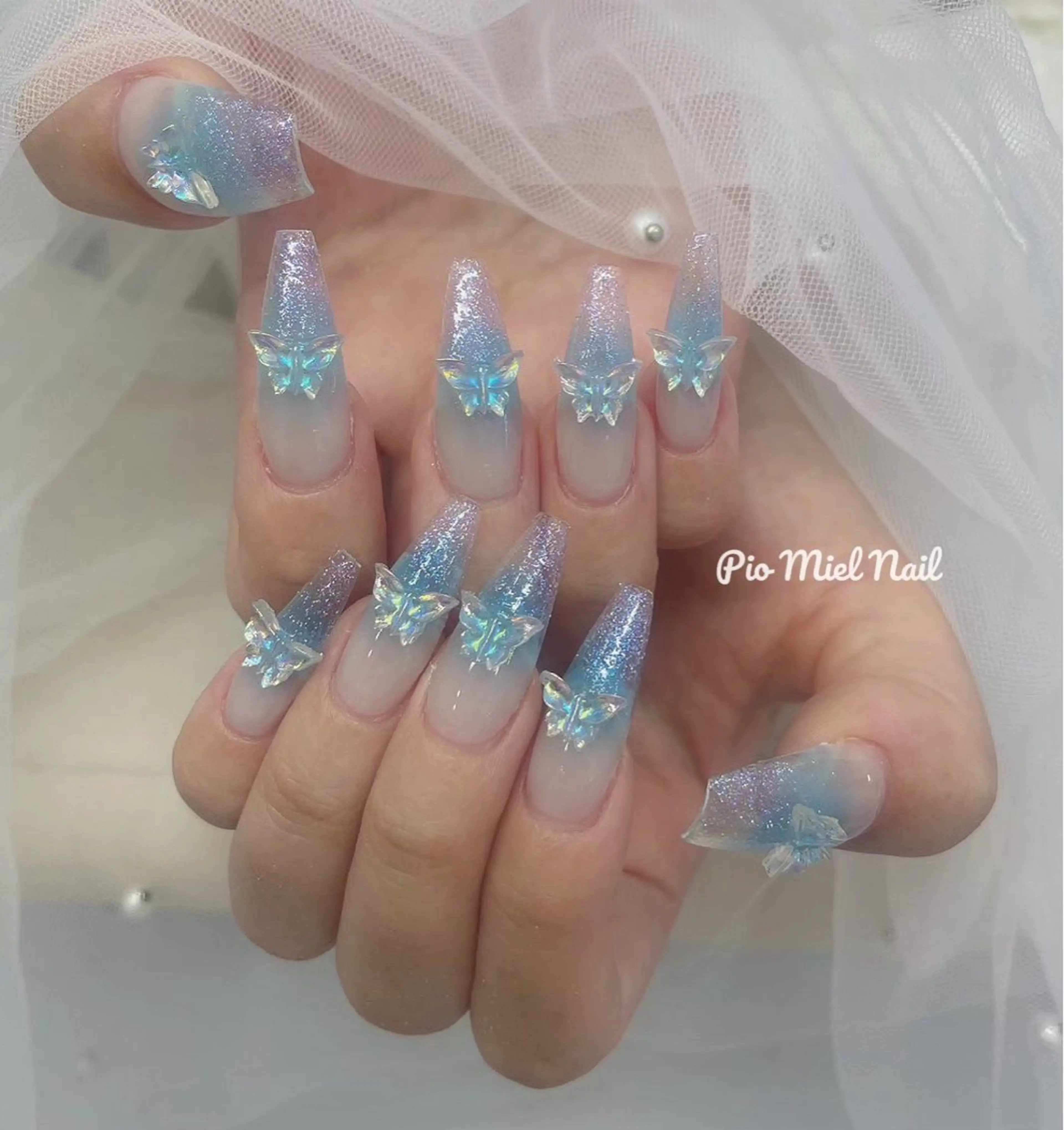 ネイル オーロラネイル ブルー グラデーション 韓国ネイル ラメ(グリッター) ハンドネイル momo 長さだしのネイルデザイン