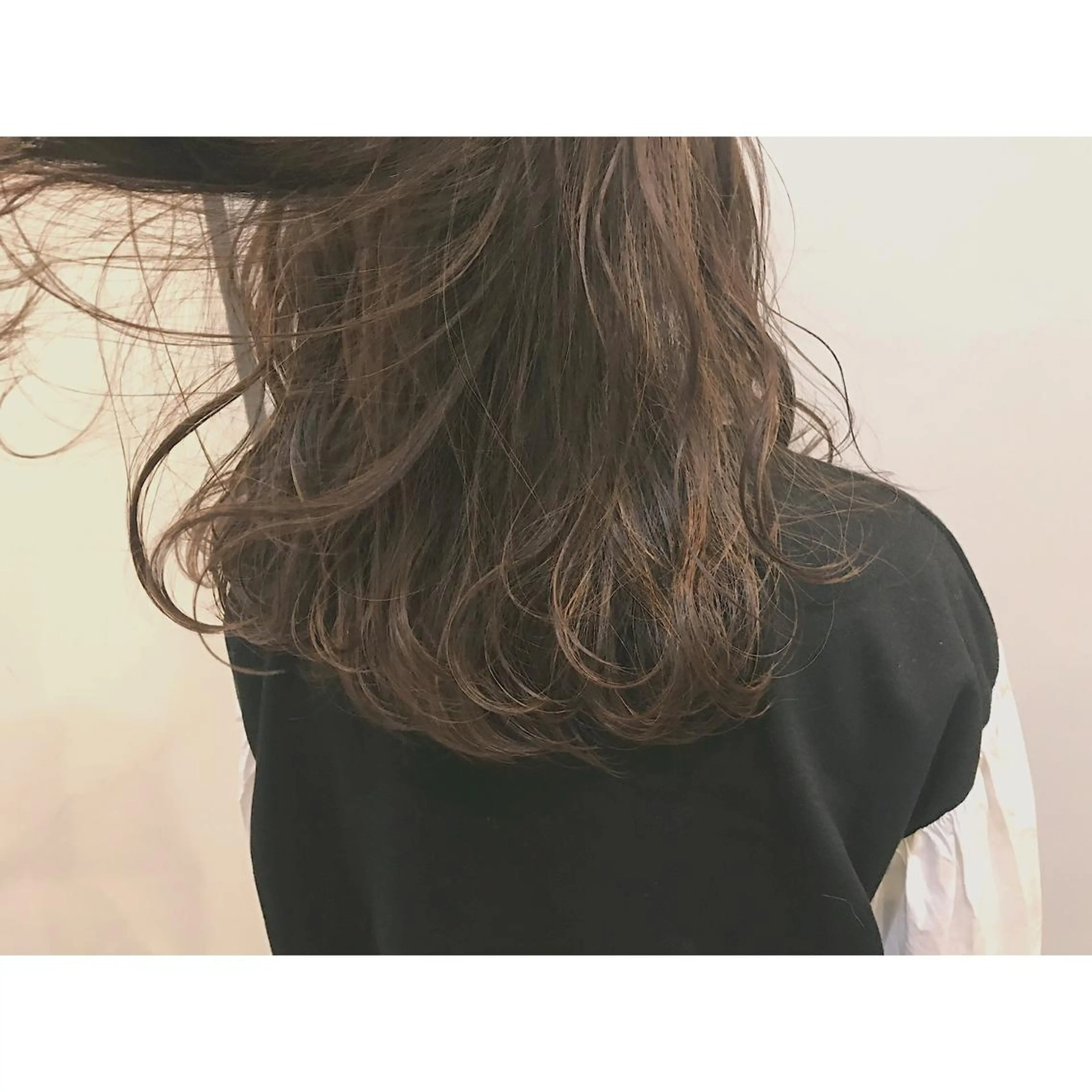 セミロング カラー ハイライトカラー イルミナカラー ハイライト 日々所属・谷 大地のヘアスタイル