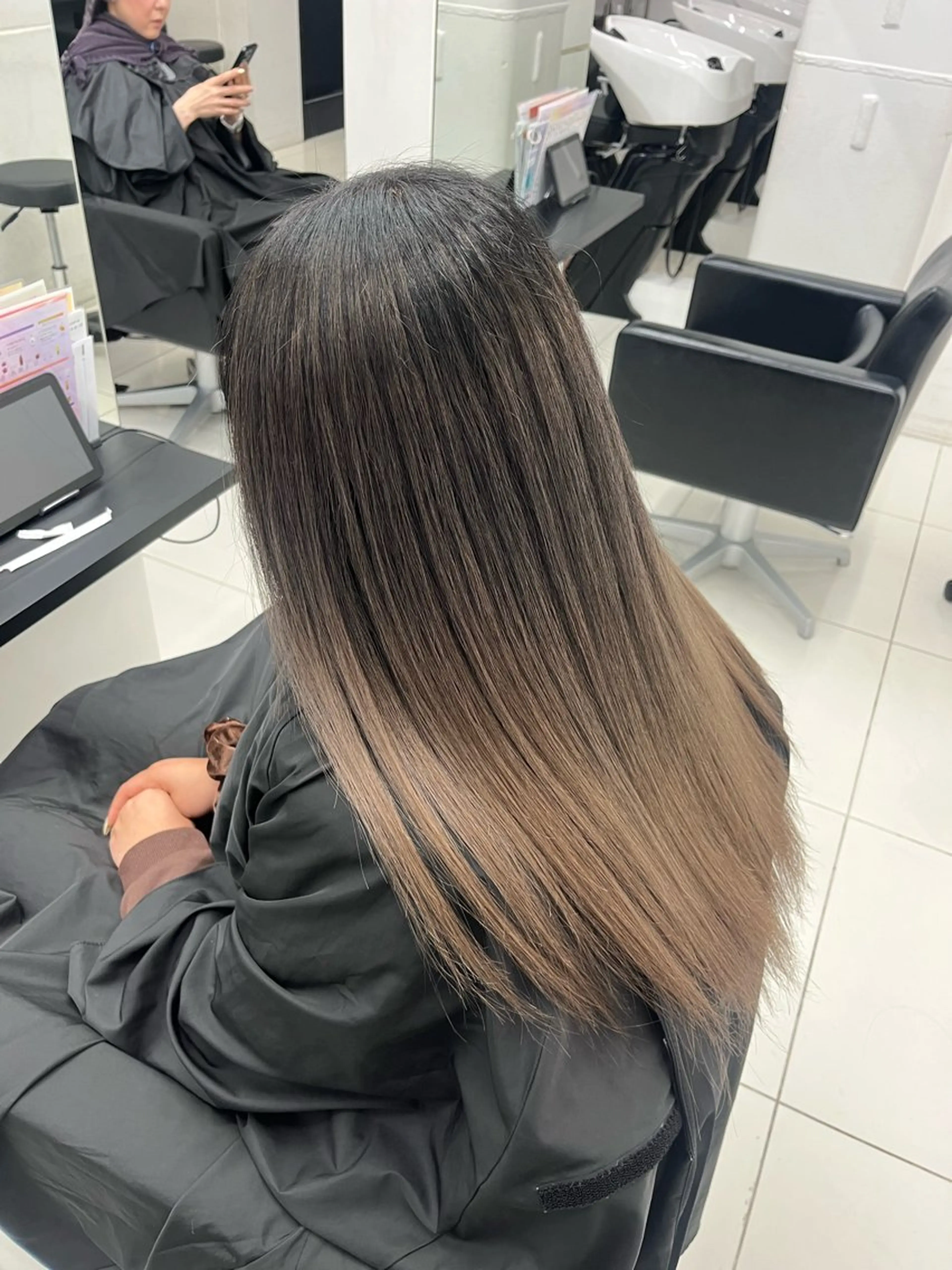 ミディアム レイヤーカット ヘアカラー トリートメント ALIVE 小池柚葉のヘアスタイル