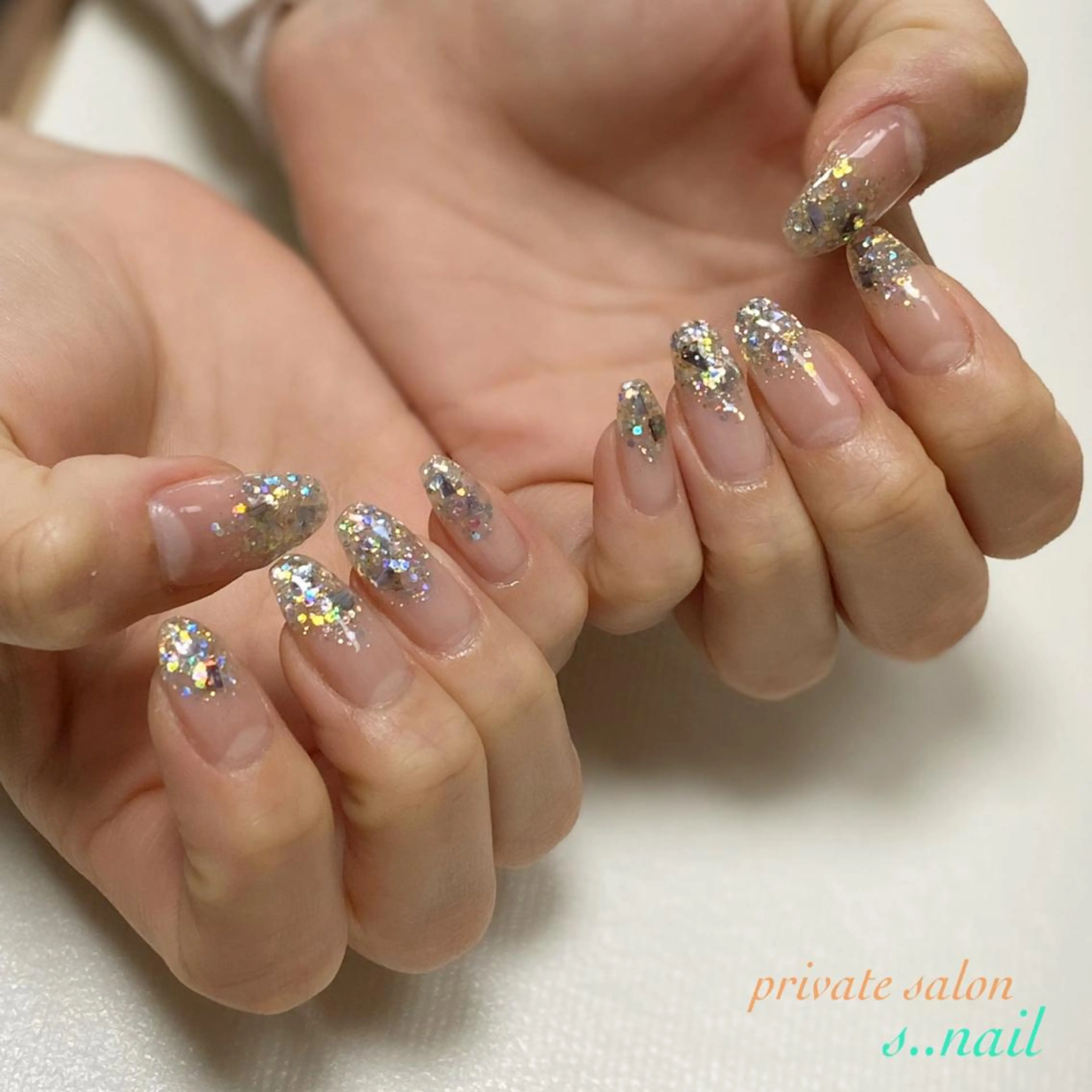 ネイル オーロラネイル ゴールド グラデーション キラキラネイル ラメ(グリッター) ハンドネイル フットネイル s..nail / MORITAのネイルデザイン