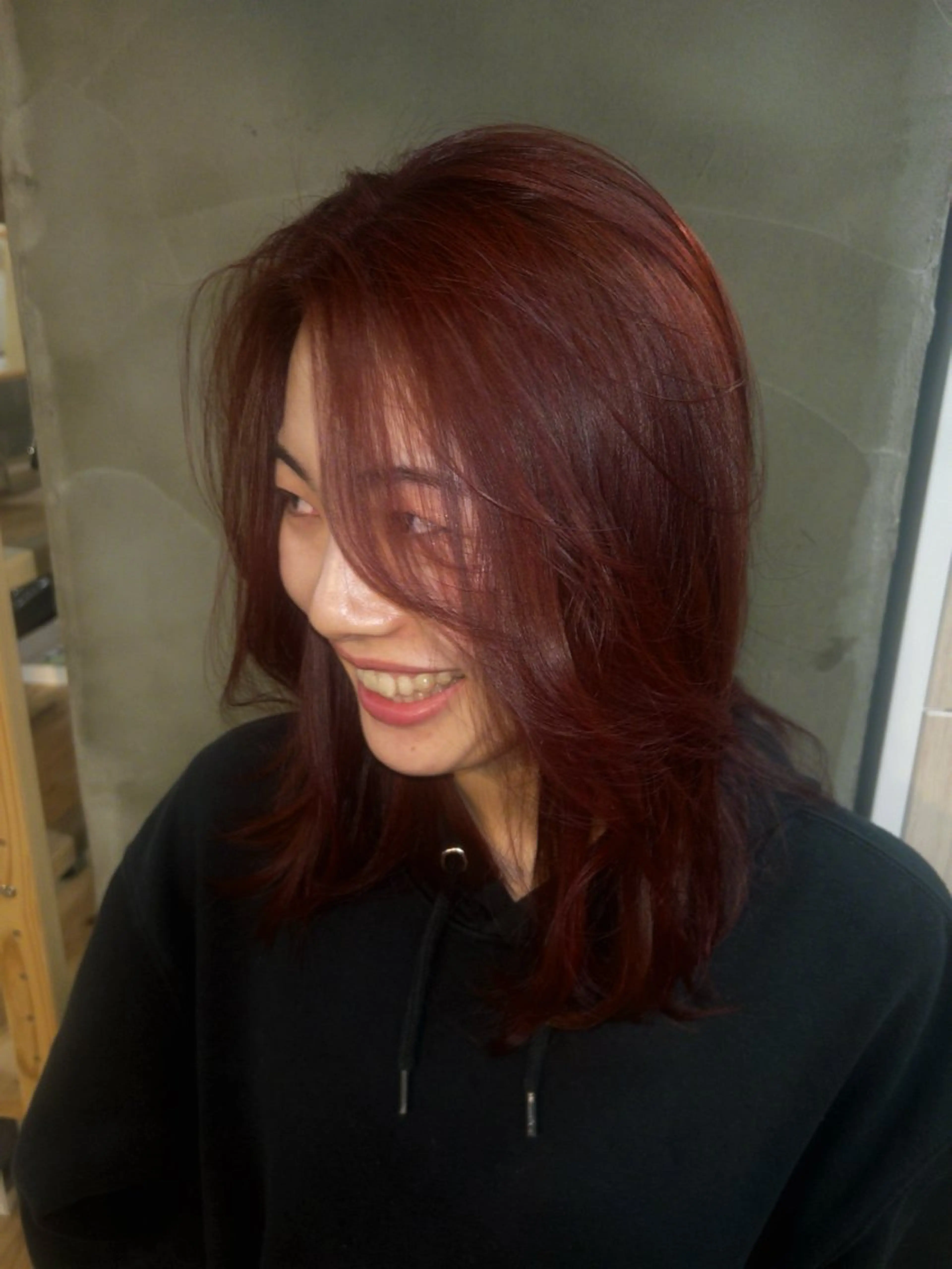 セミロング カラー レッドカラー freera所属・湯浅 美玖のヘアスタイル