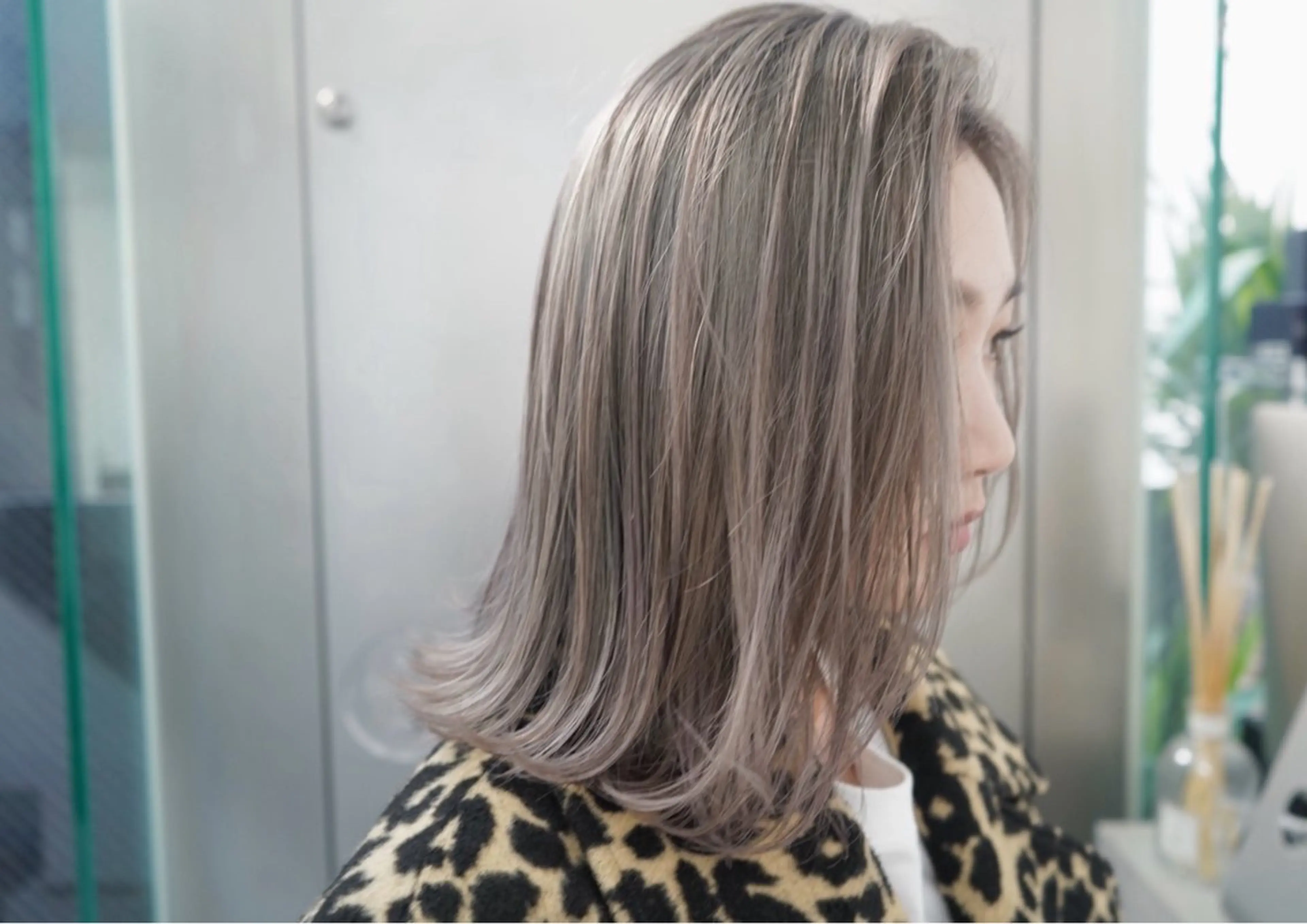 ミディアム カラー グレージュ カット ヘアカラー トリートメント CHERIEブリーチ ダブルカラー 天神のヘアスタイル