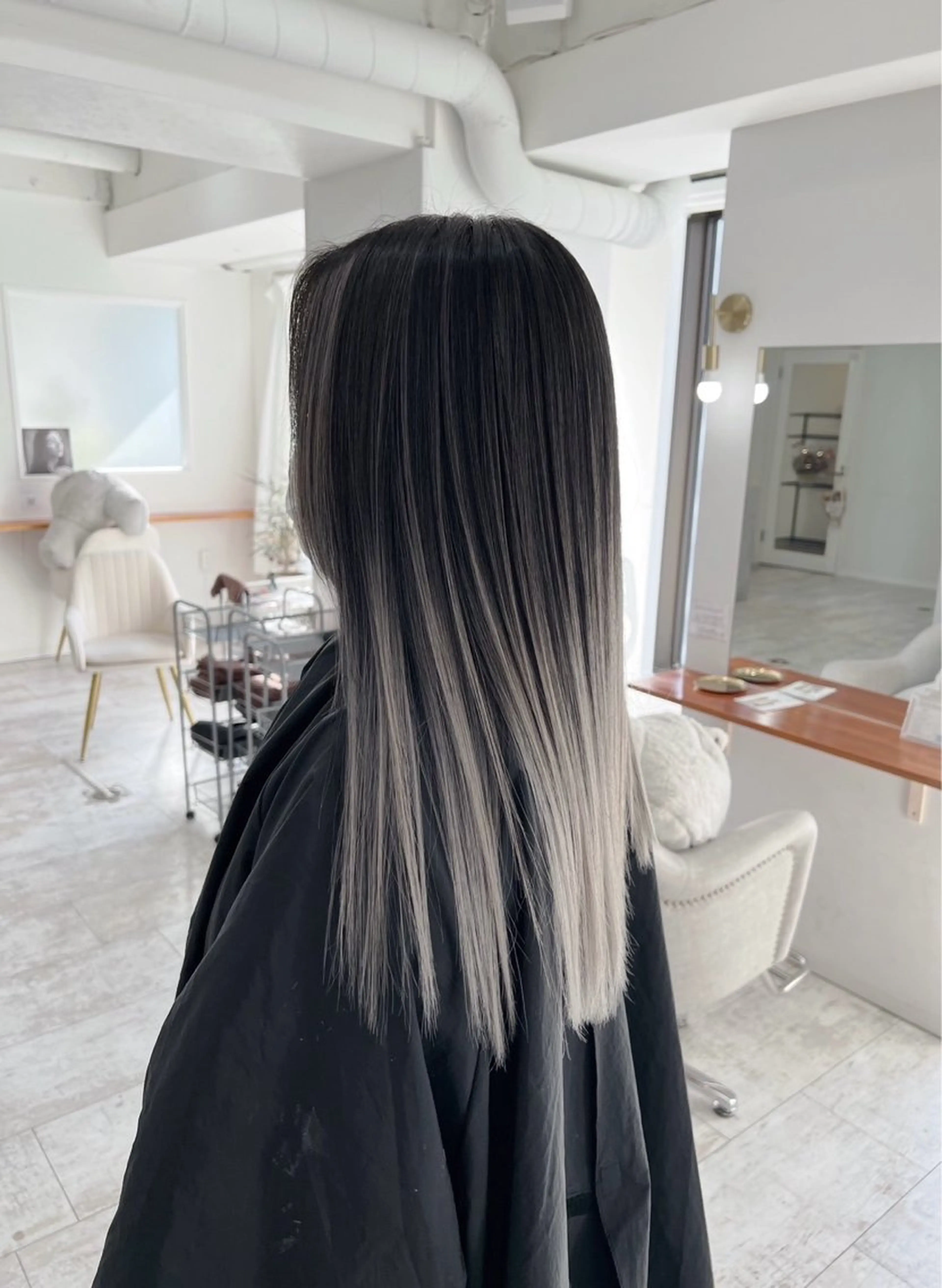 セミロング カラー バレイヤージュ シルバー ホワイトシルバー レイヤーカット ヘアカラー トリートメント ROBIN所属・指名数No.1 /NAOYAのヘアスタイル