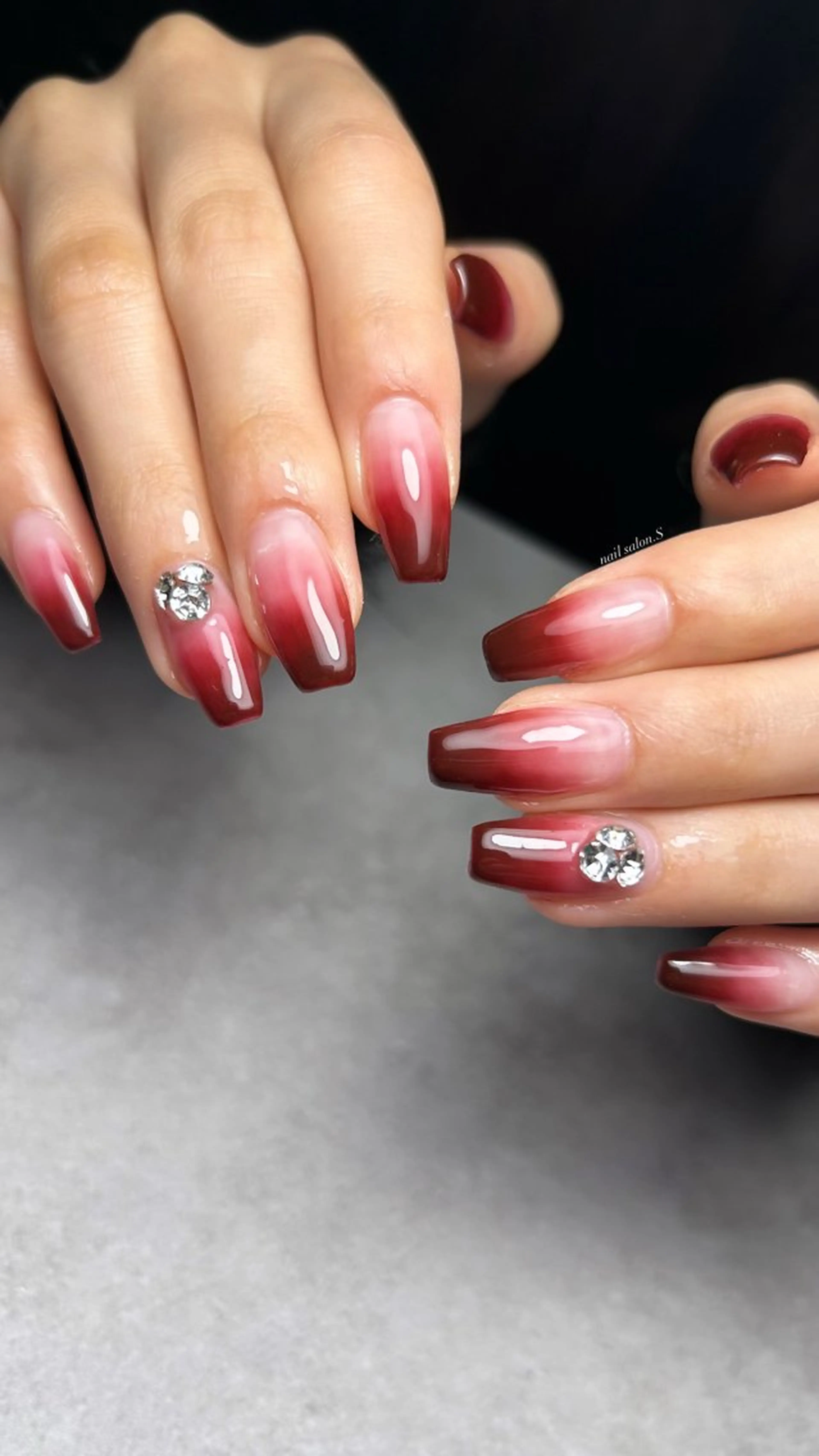 ネイル グラデーション ストーンネイル ハンドネイル 関山 志乃のネイルデザイン