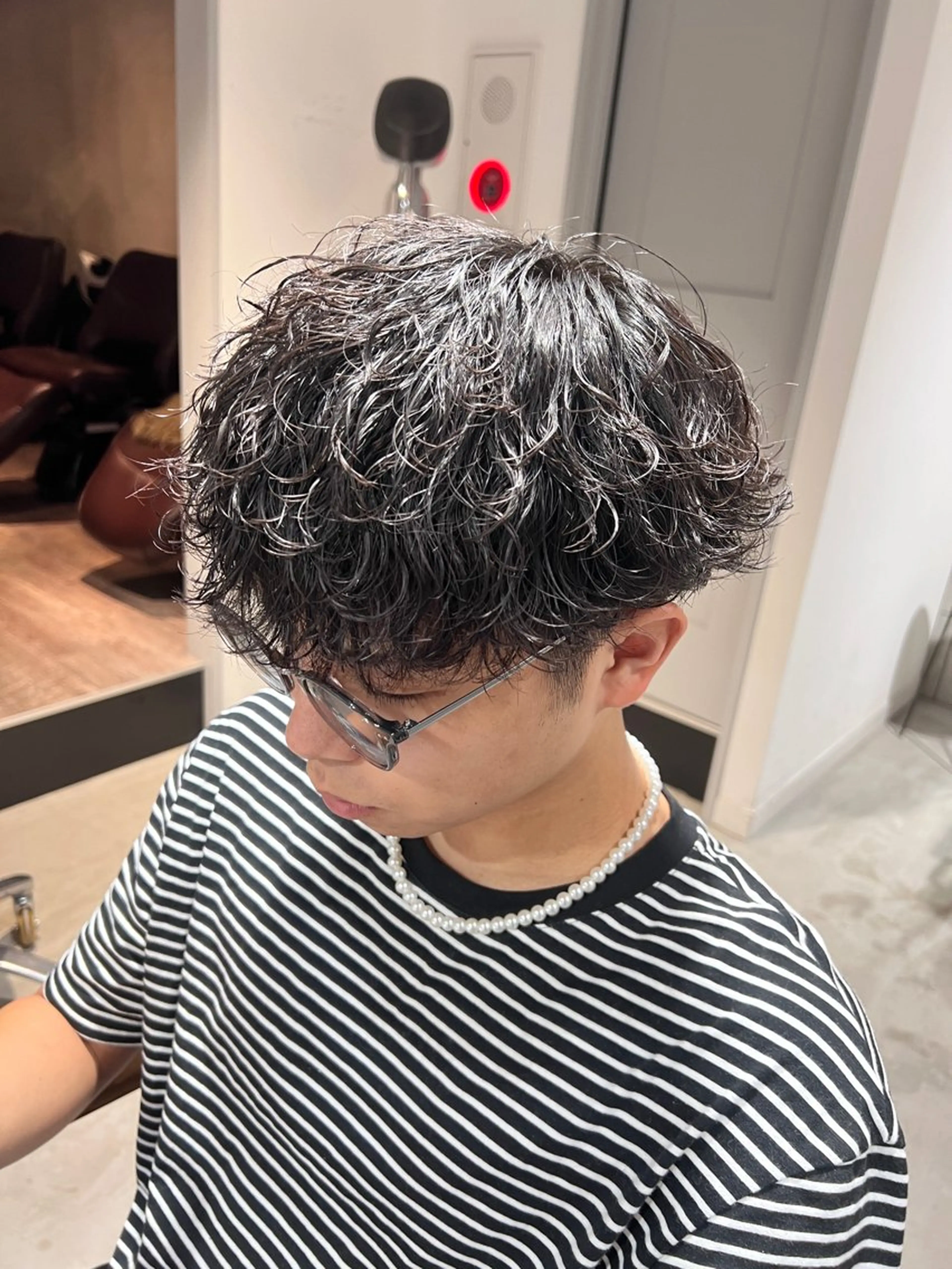 ミディアム パーマ メンズ ミディアムパーマ メンズパーマ 波巻きパーマ スパイラルパーマ カット パーマ メンズカットパーマ ✂️ JOYAのヘアスタイル