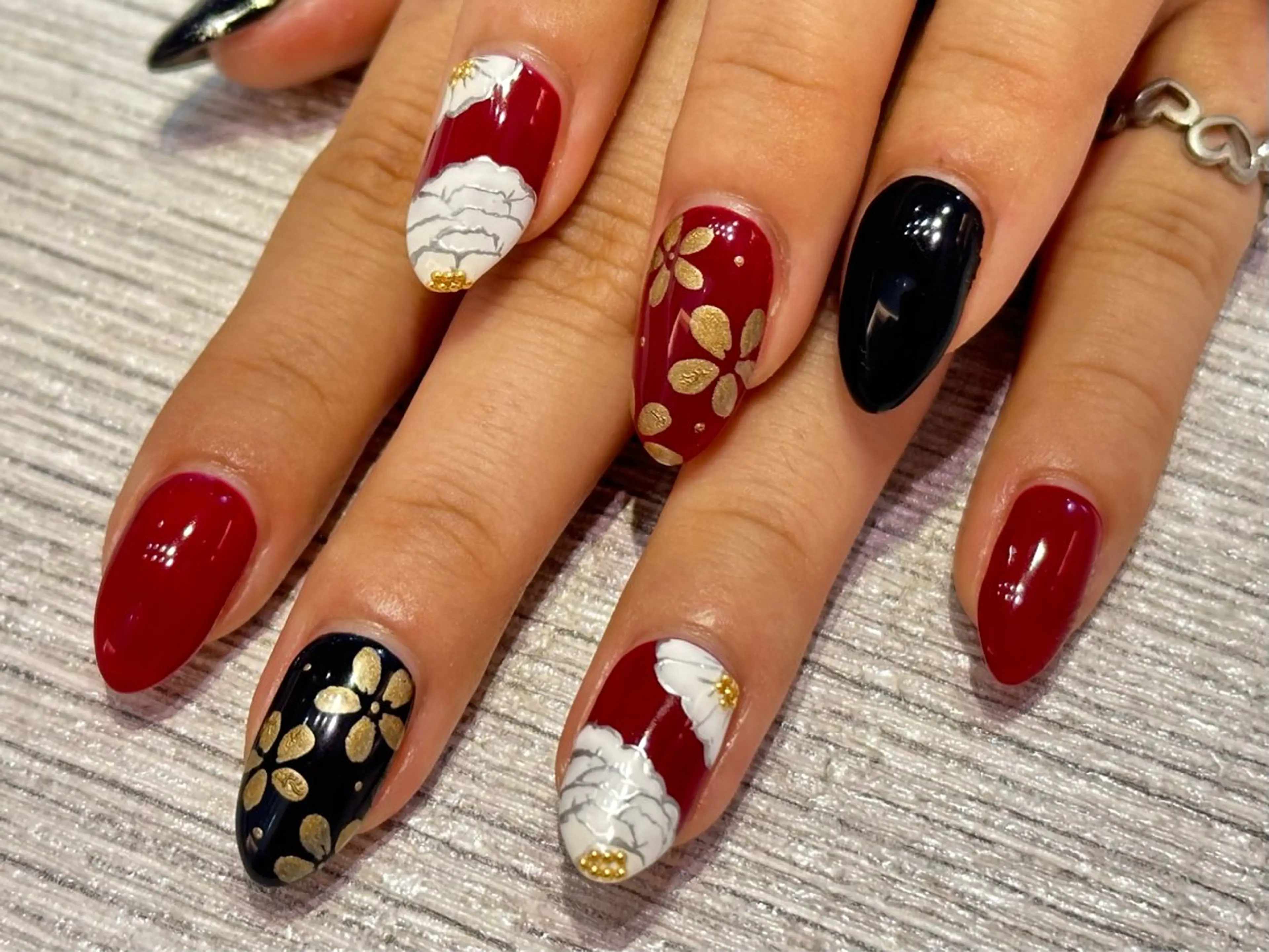 ネイル 成人式 池田 梨穂奈のネイルデザイン