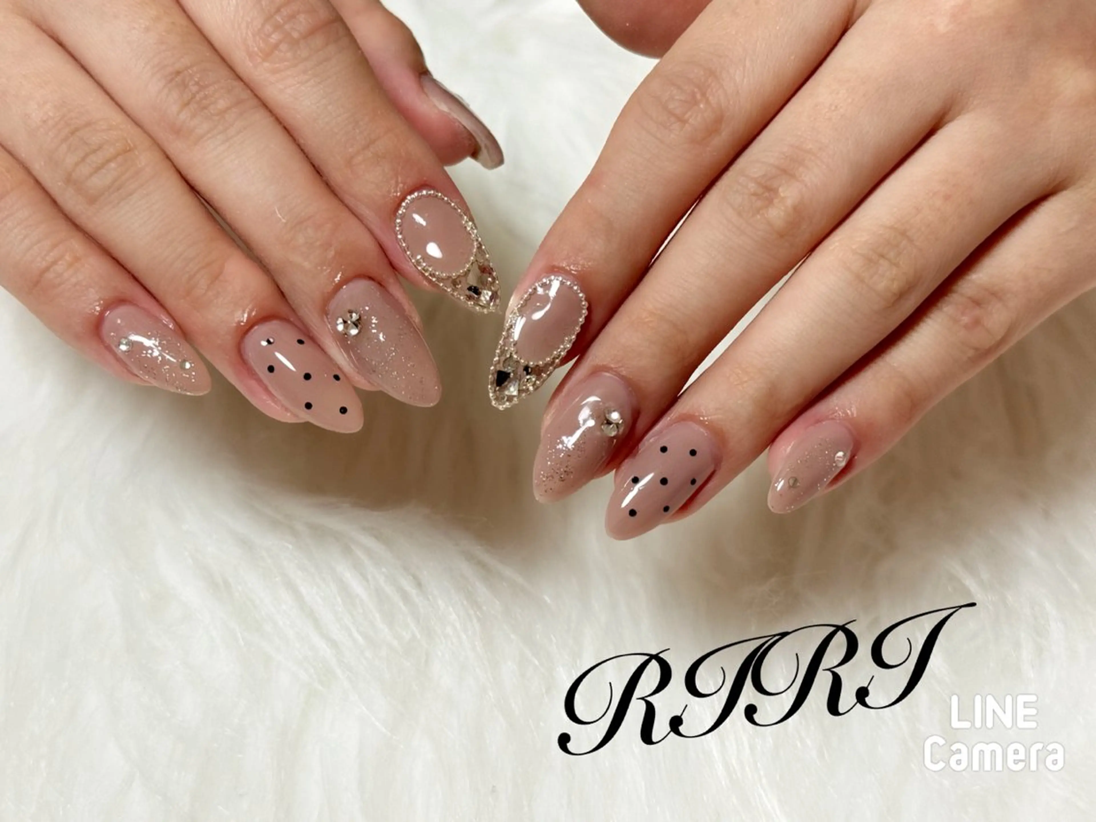 ネイル ドット ジェルネイル キラキラネイル オフィスネイル ショートネイル ハンドネイル riri オーナーのネイルデザイン