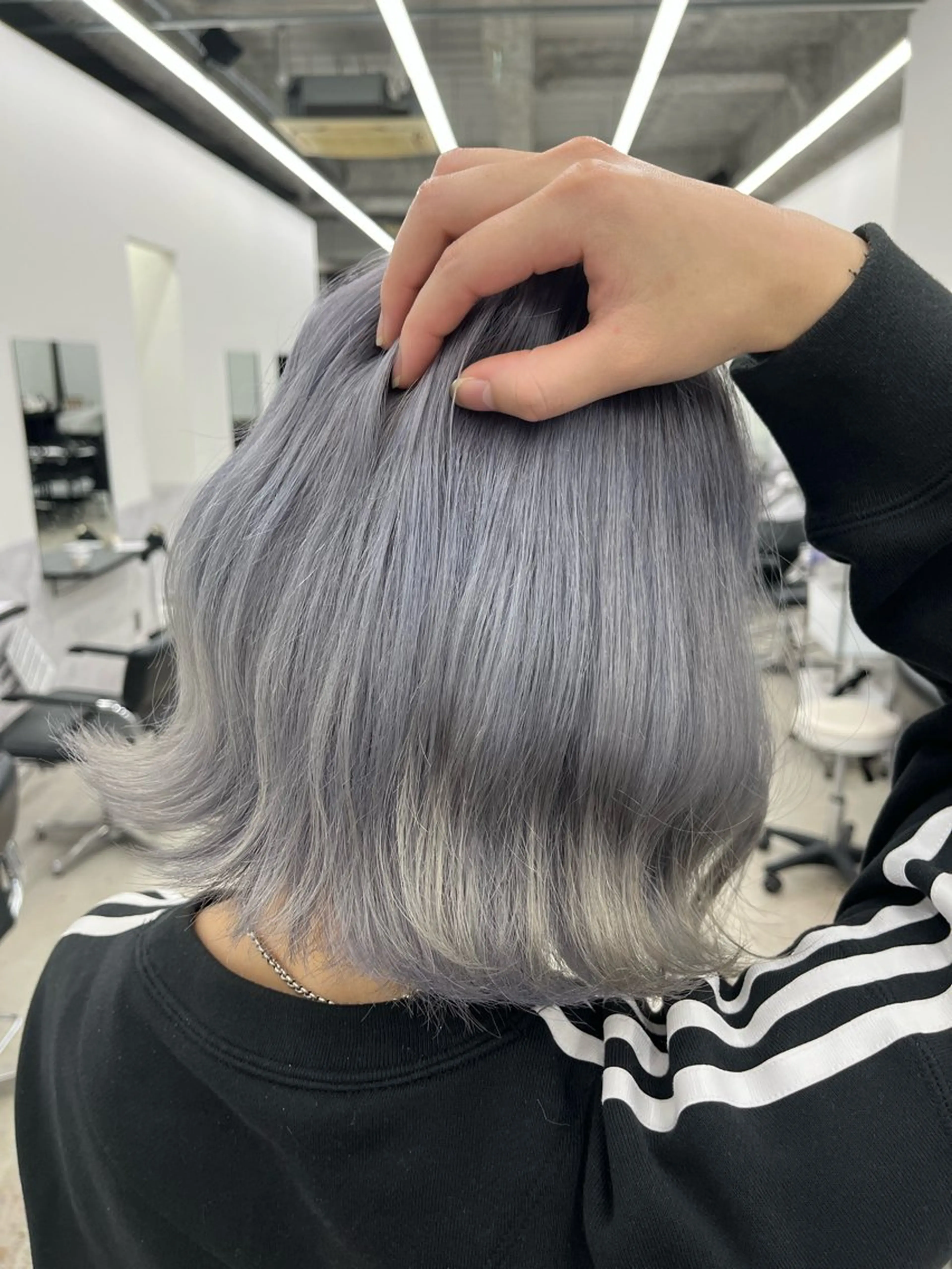 カラー ブリーチ ブルーカラー ケアブリーチ シルバー 田中 莉香のヘアスタイル