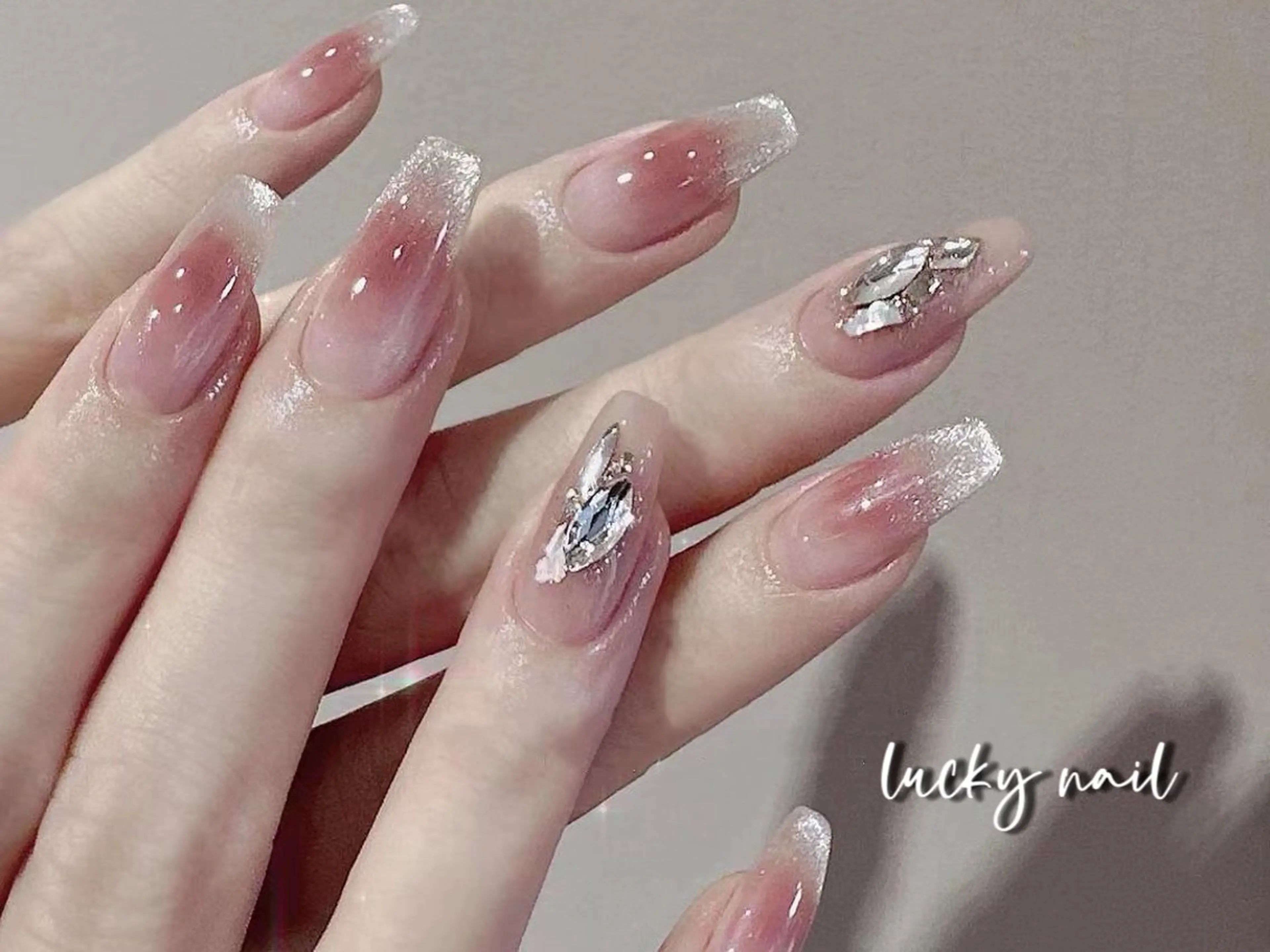 ネイル ブルー チークネイル 長さ出し ジェルネイル ゴールド ハンドネイル ハンドケア ラッキーネイルサロン 西川口東口店のネイルデザイン