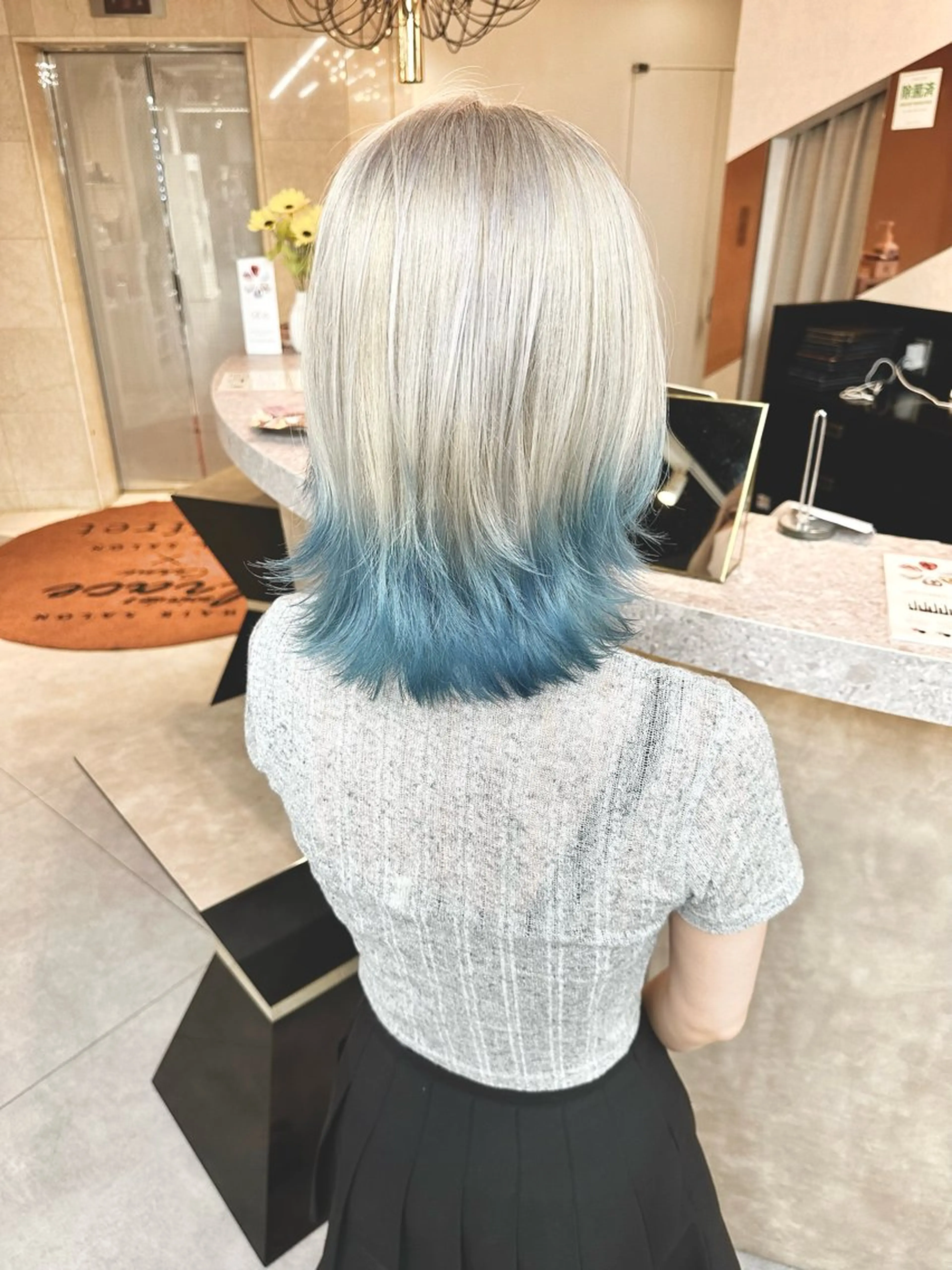 ミディアム カラー ヘアアレンジ ウルフとハイトーン みっちー✂️のヘアスタイル