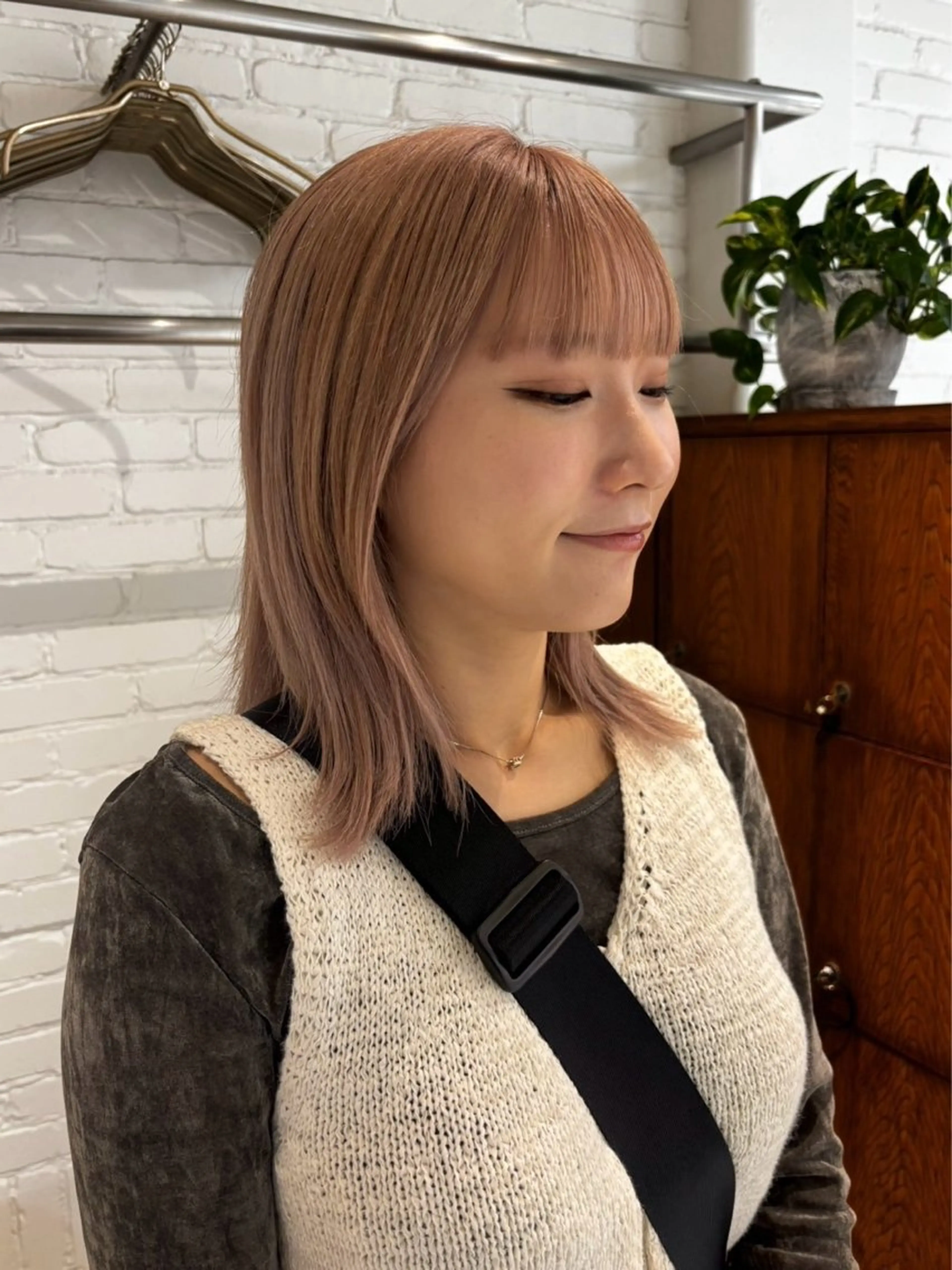 ミディアム カラー ベージュカラー ミルクティーベージュ 💫レイヤーカット 💫ブリーチ💫サキのヘアスタイル