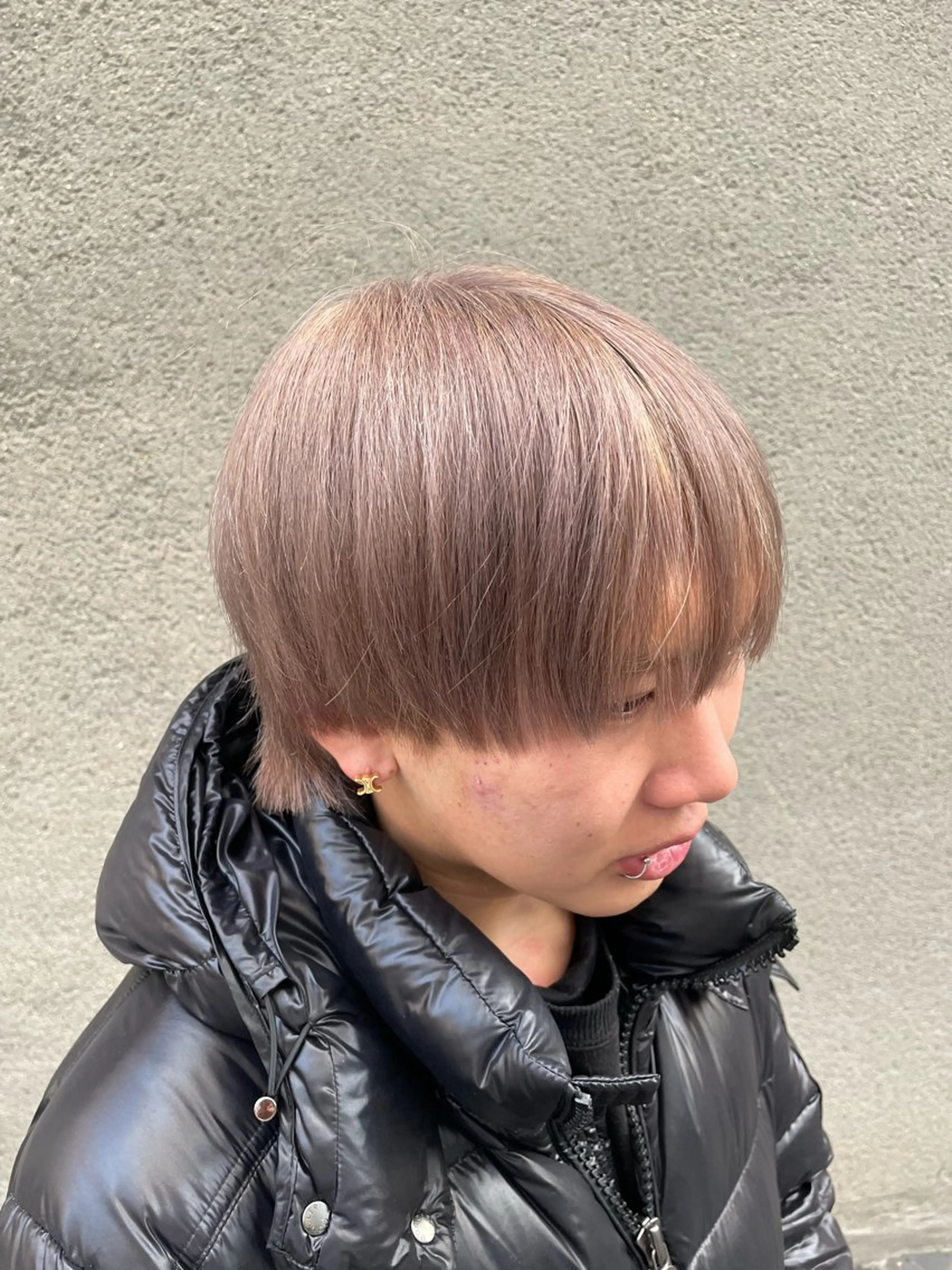 カラー メンズ メンズブリーチ ベージュカラー ブリーチ ダブルカラー ミルクティーベージュ ヘアカラー 慎太朗/パーマ/ボブ /センターパートのヘアスタイル