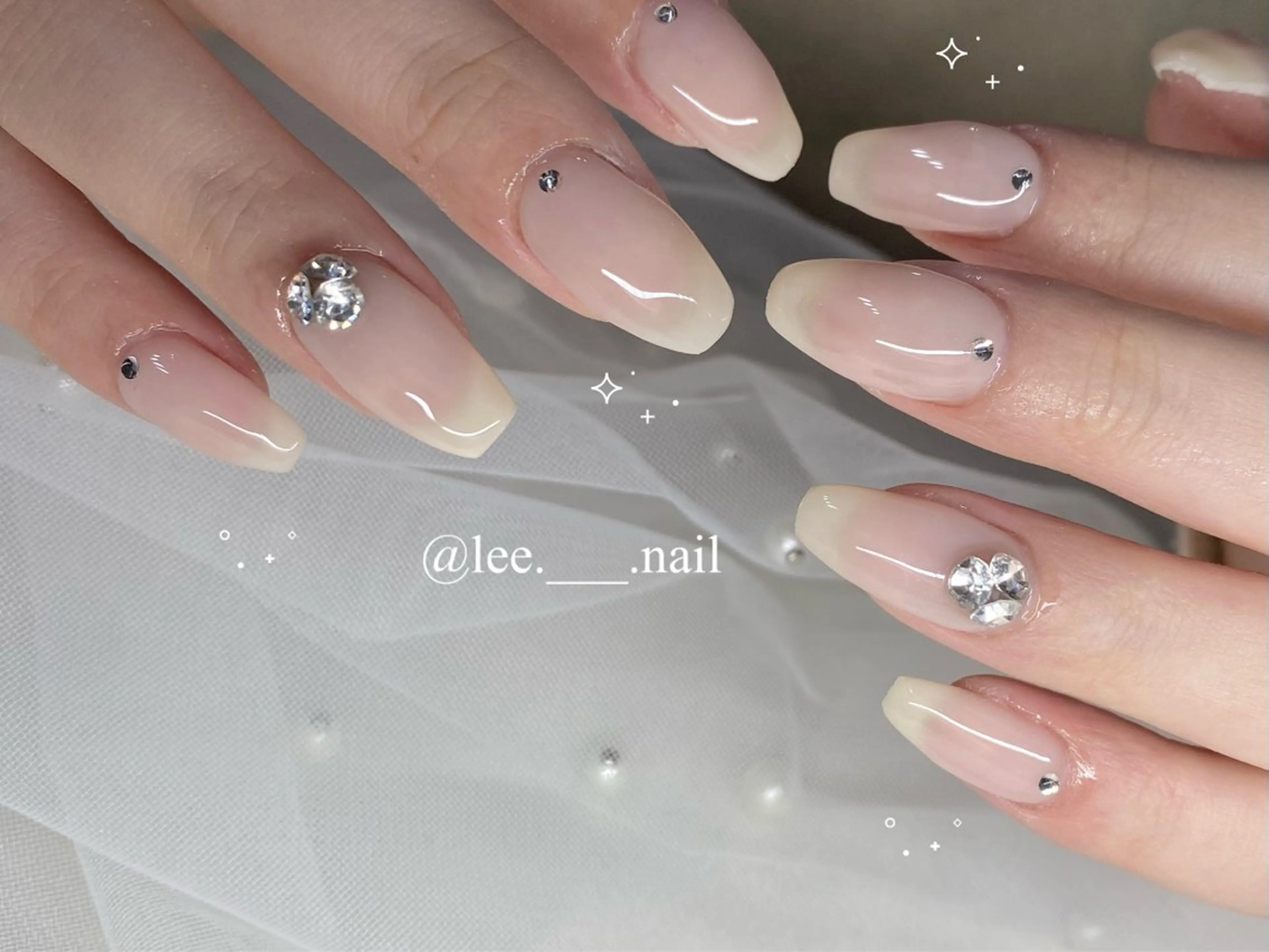 ネイル ジェルネイル ストーンネイル ホワイト ハンドネイル Lee_ nailのネイルデザイン