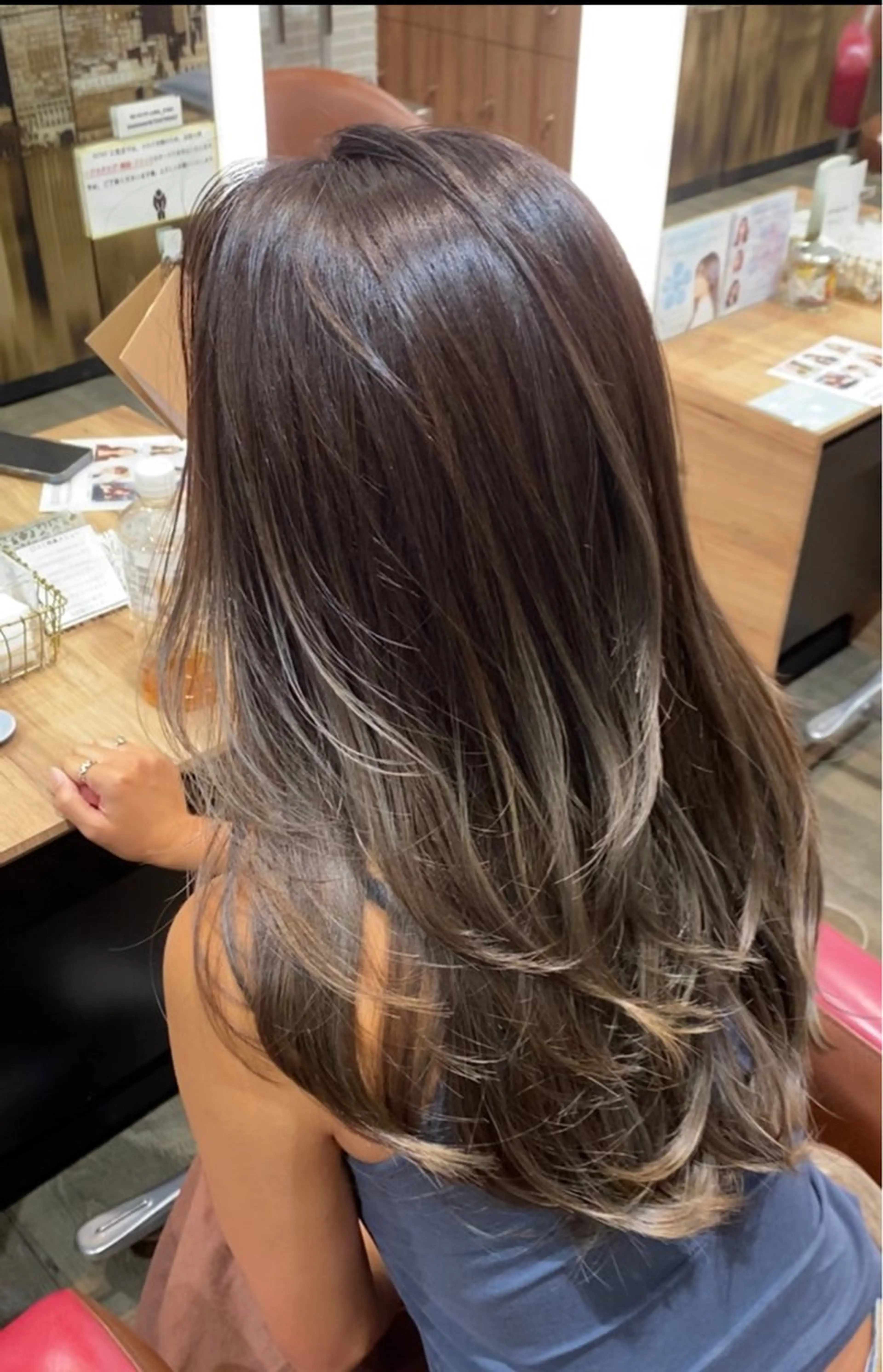 ミディアム カラー アッシュ ベージュカラー ブリーチ ケアブリーチ ダブルカラー AMI Hair  supply所属・髪質改善カラー 韓国風レイヤーのヘアスタイル