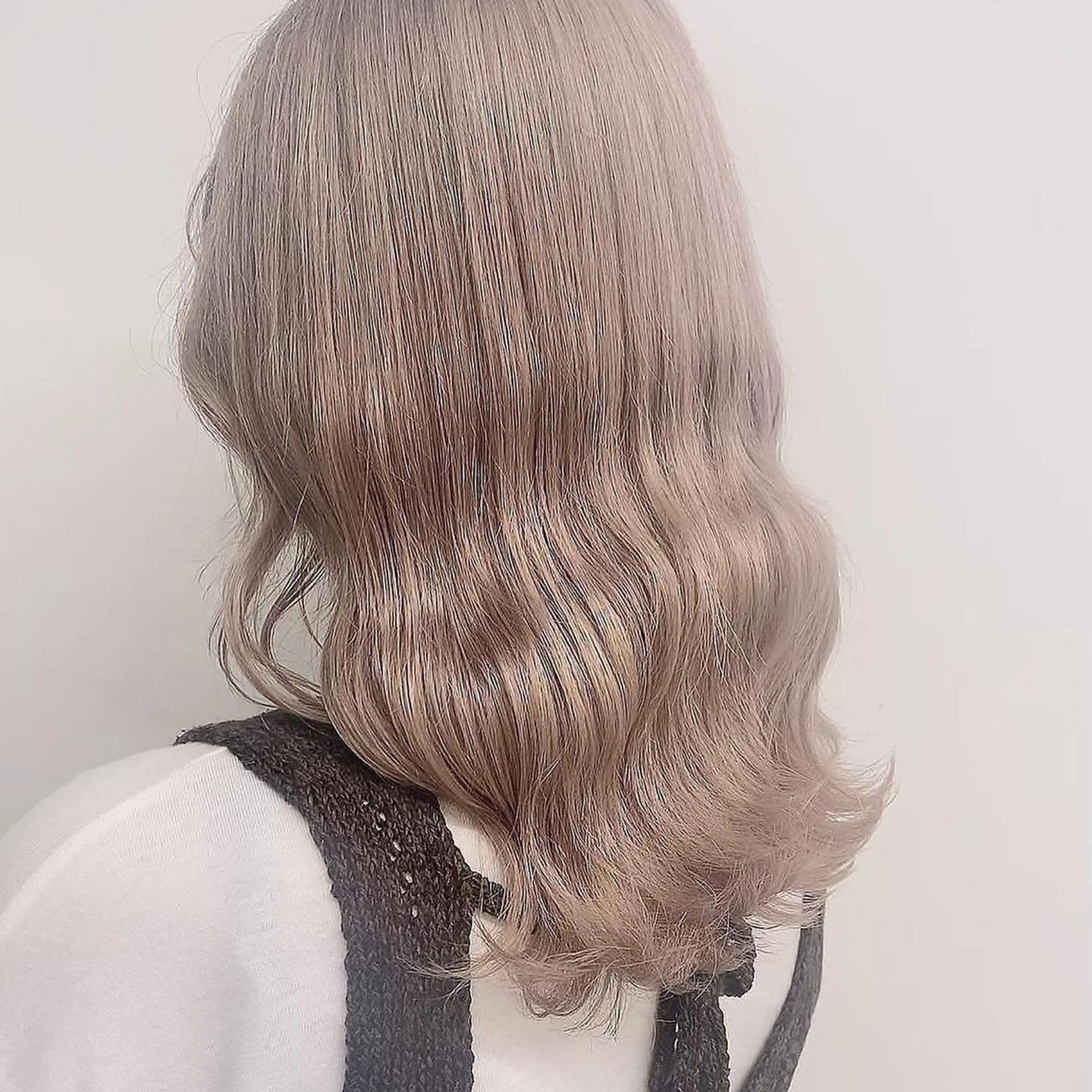 セミロング カラー 🪄池袋ハイトーン 🪄ブリーチカラーのヘアスタイル