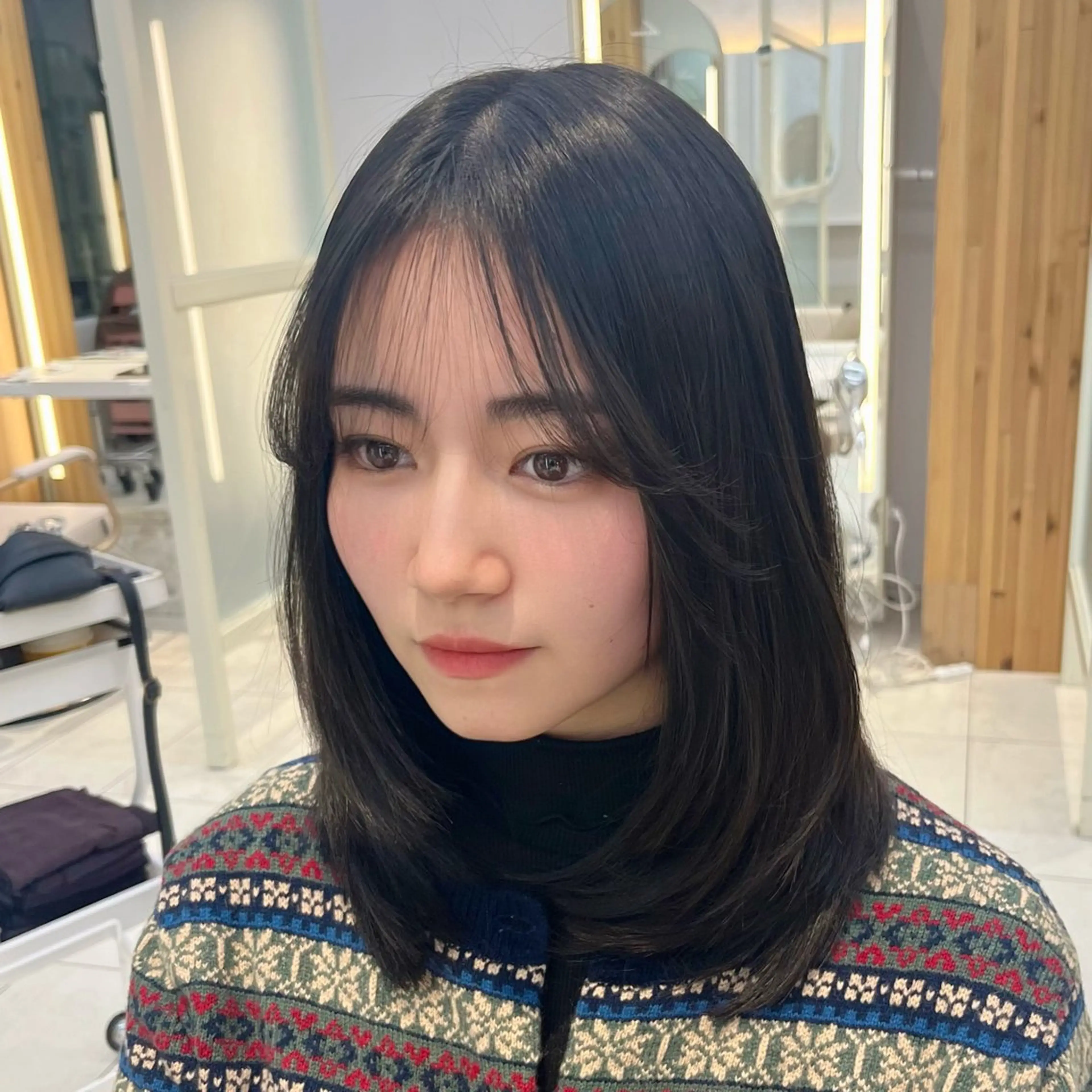 セミロング カラー カット トリートメント 似合わせレイヤー 透明感カラーのヘアスタイル