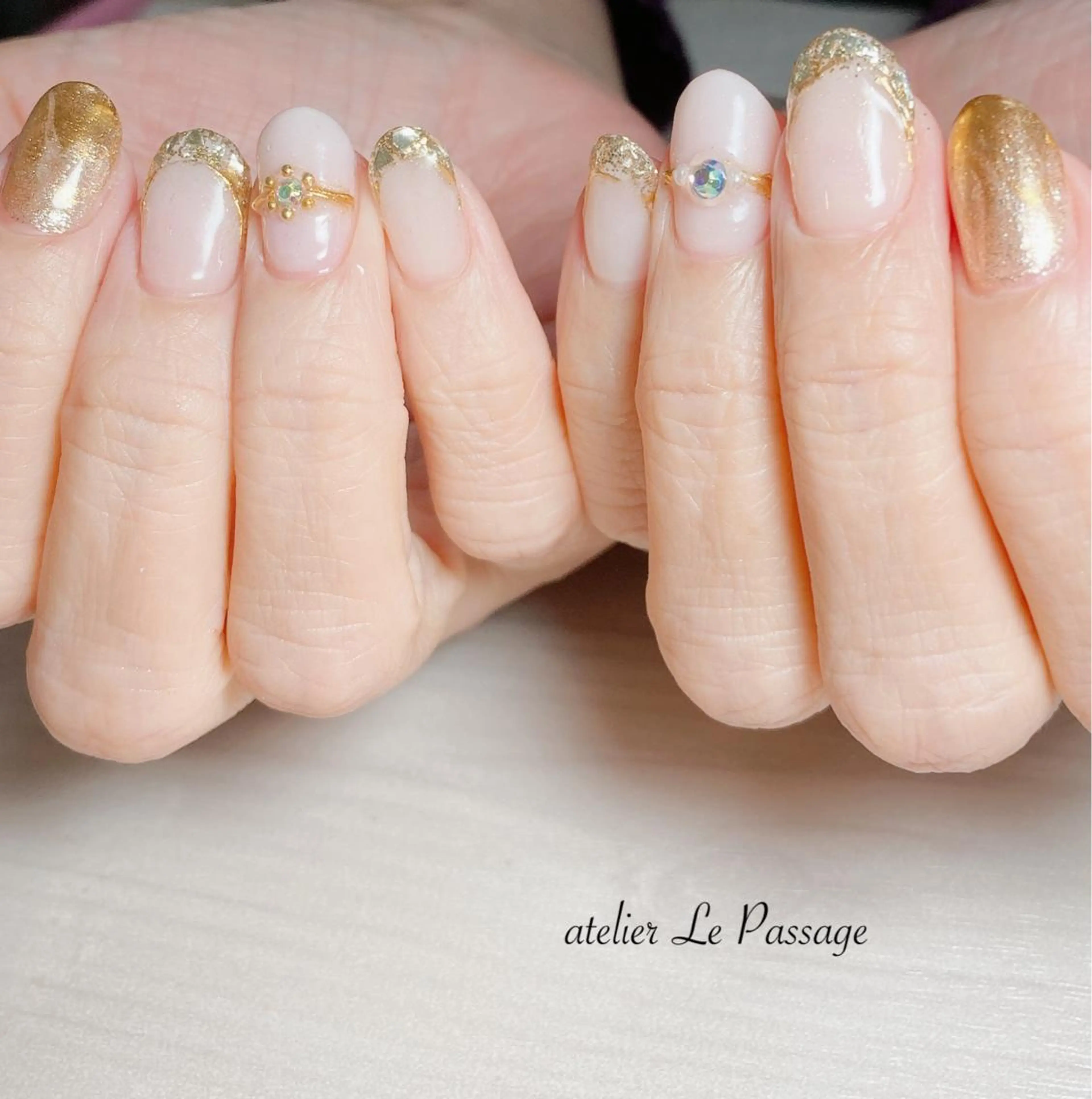 ネイル ジェルネイル ゴールド キラキラネイル ミラーネイル ニュアンスネイル Atelier Le Passage所属・h nakatsukaのネイルデザイン