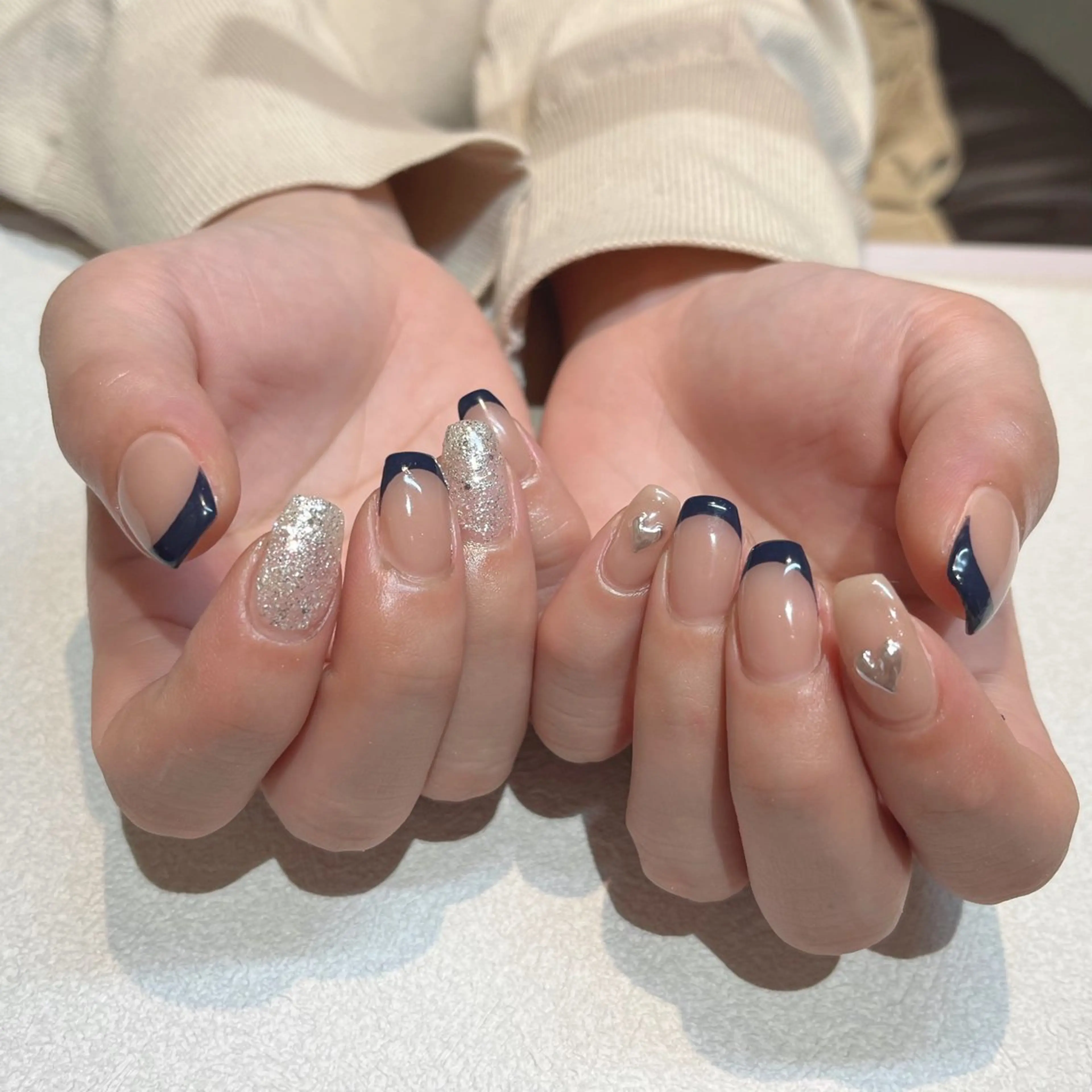 ネイル フレンチネイル ネイビー シルバー ホワイト 米倉 五織のネイルデザイン