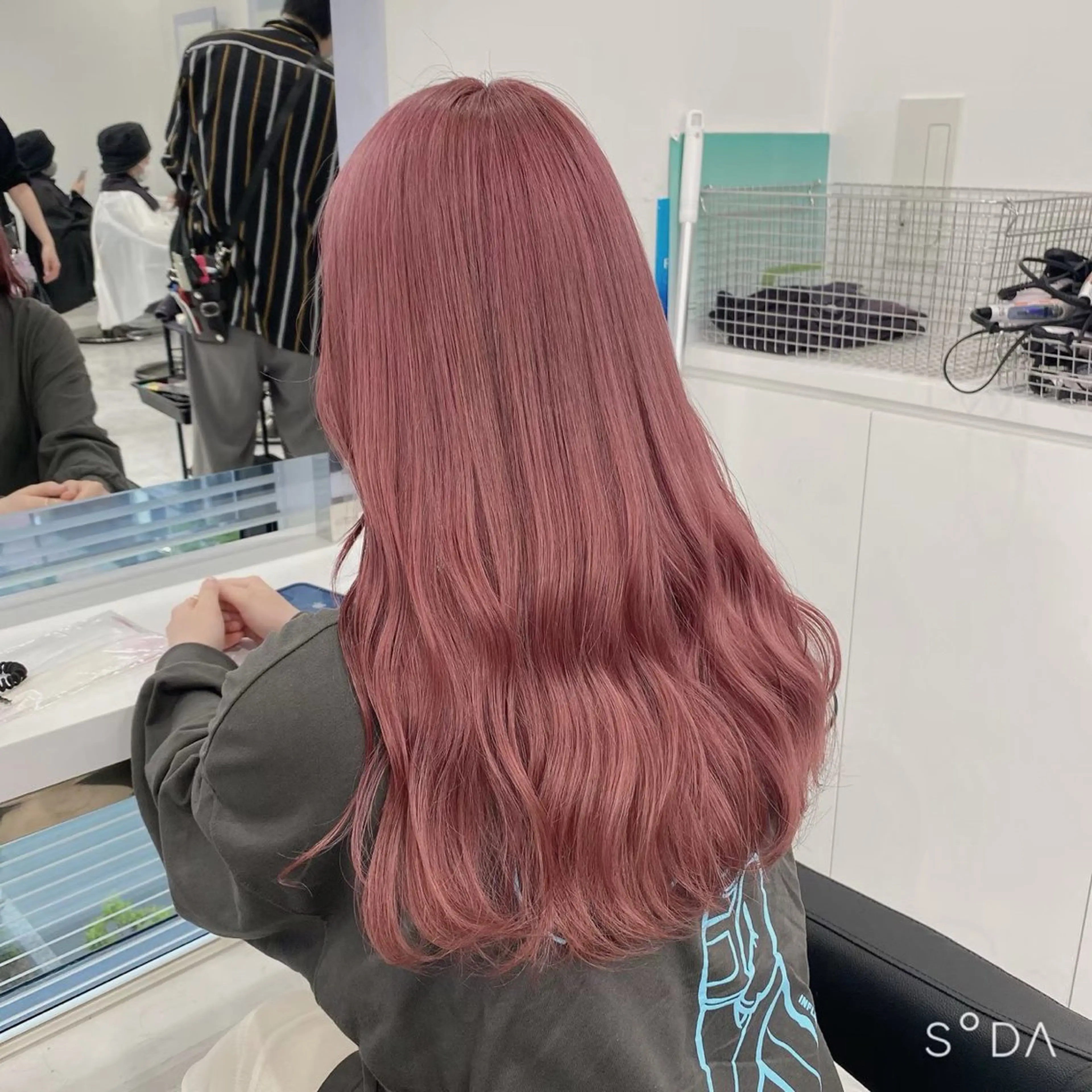 カラー 🩵ダメージレス艶感 ハイトーン🩷のヘアスタイル