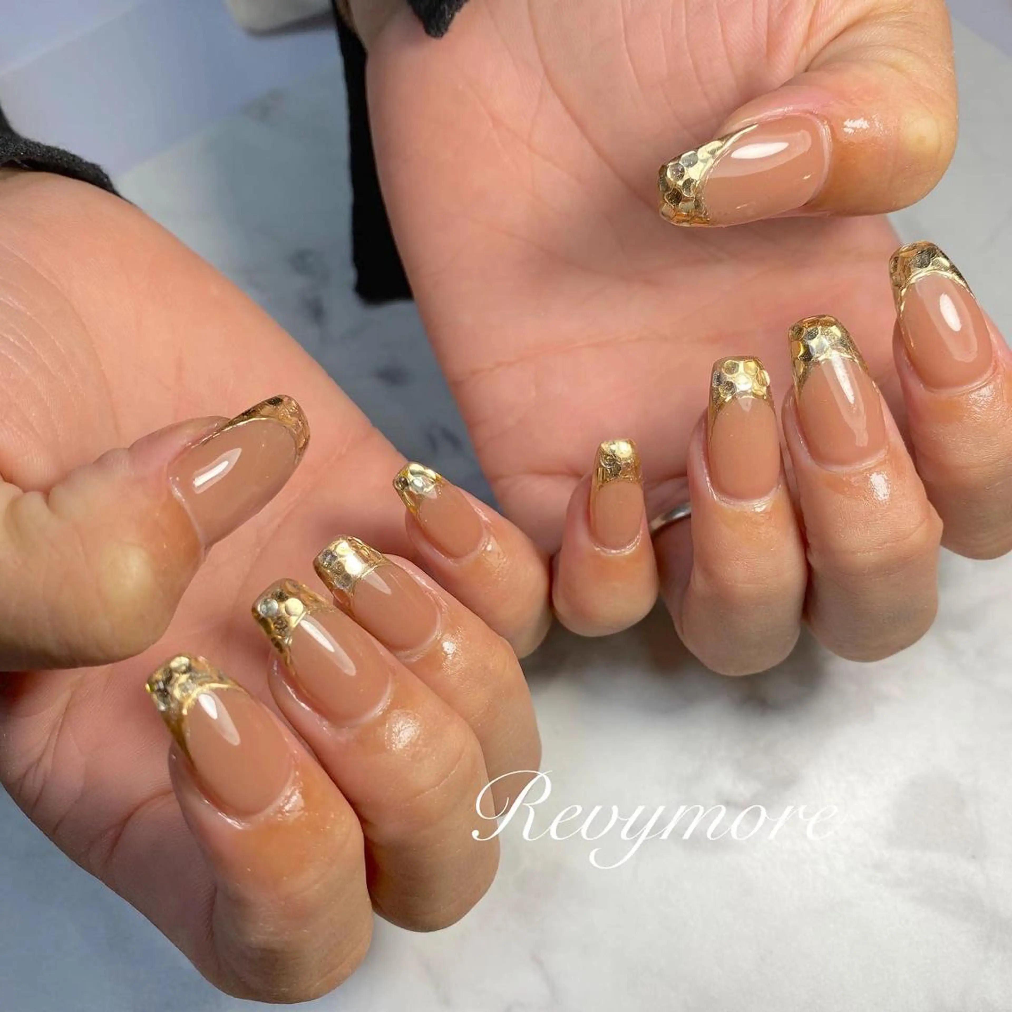 ミディアム ネイル 韓国風ヘア フレンチネイル ジェルネイル ガラスフレンチ ゴールド nail salon Revymore所属・nail salon Revymoreのネイルデザイン
