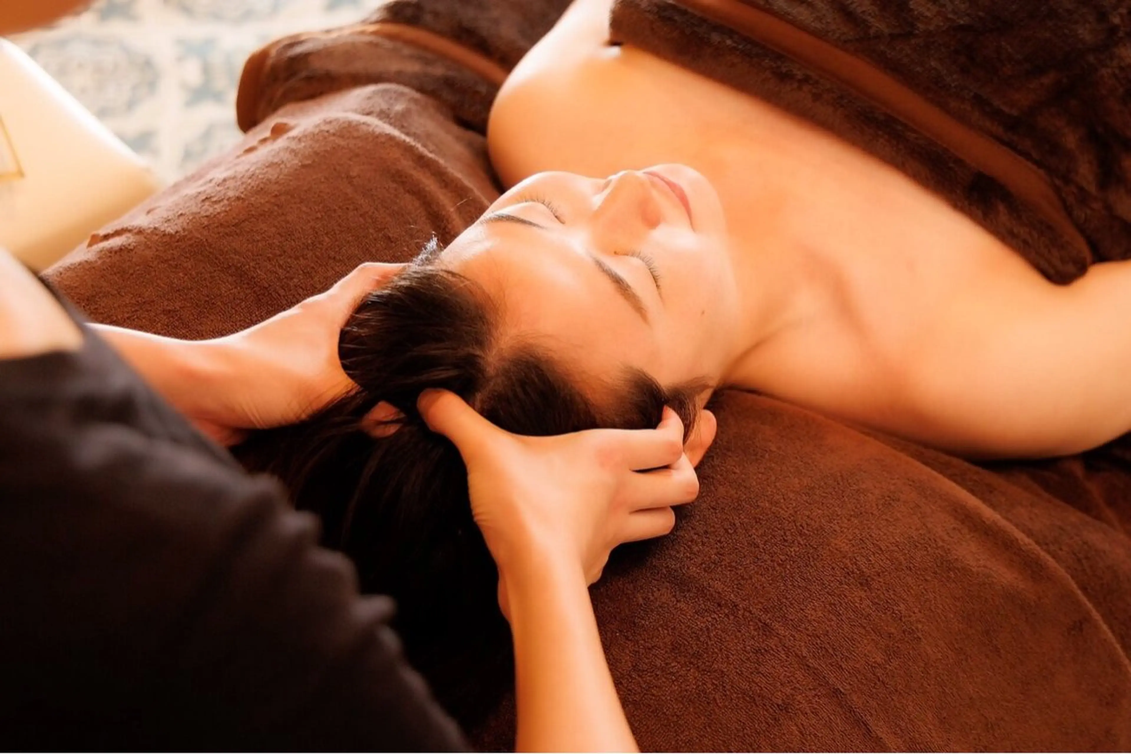 【頭蓋骨小顔矯正】ヘッドスパ→クレンジング・洗顔→整顔マッサージ→リンパドレナージュ（首肩・デコルテ・肩甲骨）の写真