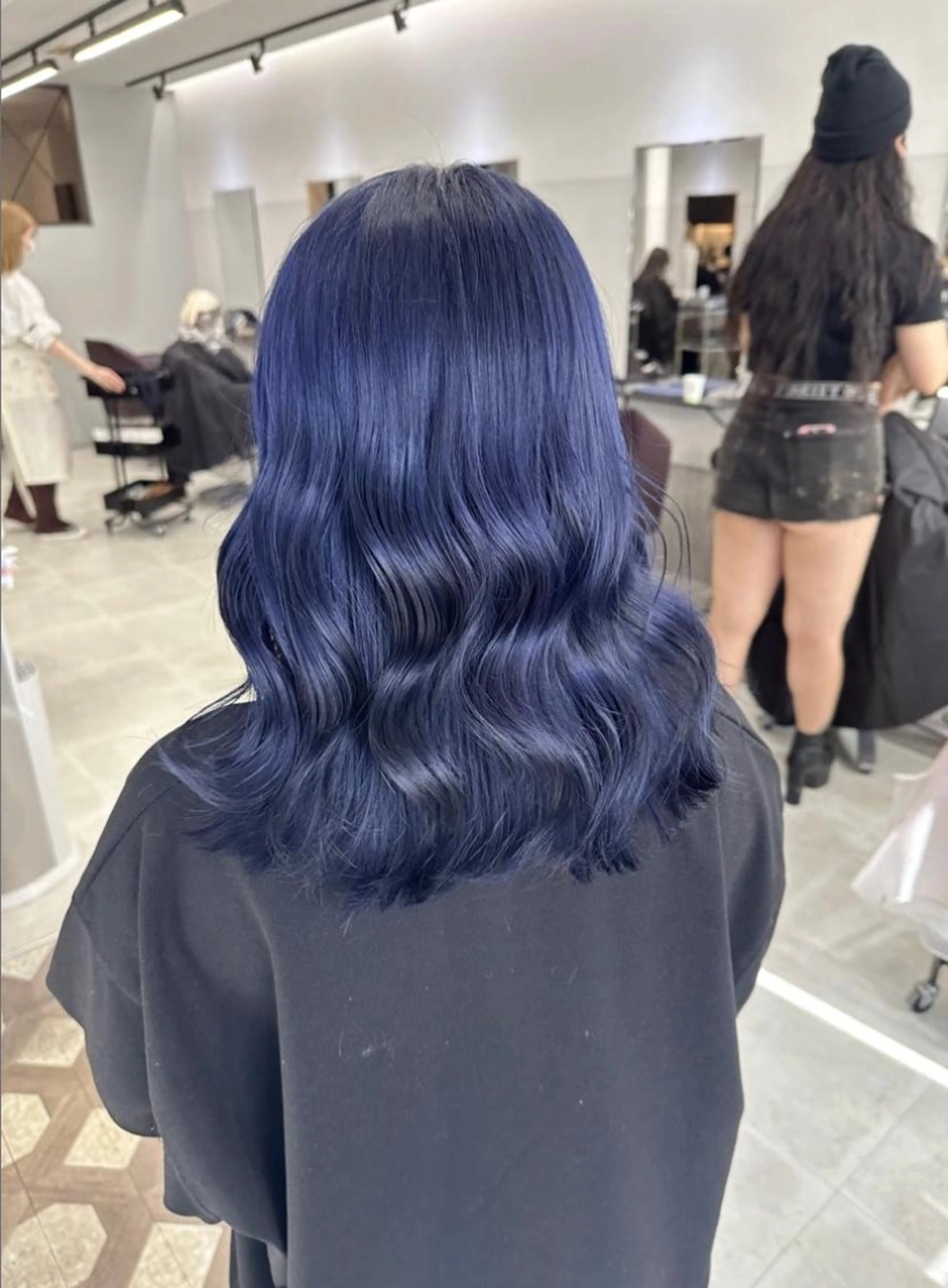 セミロング noa 寒色系カラーブリーチのヘアスタイル