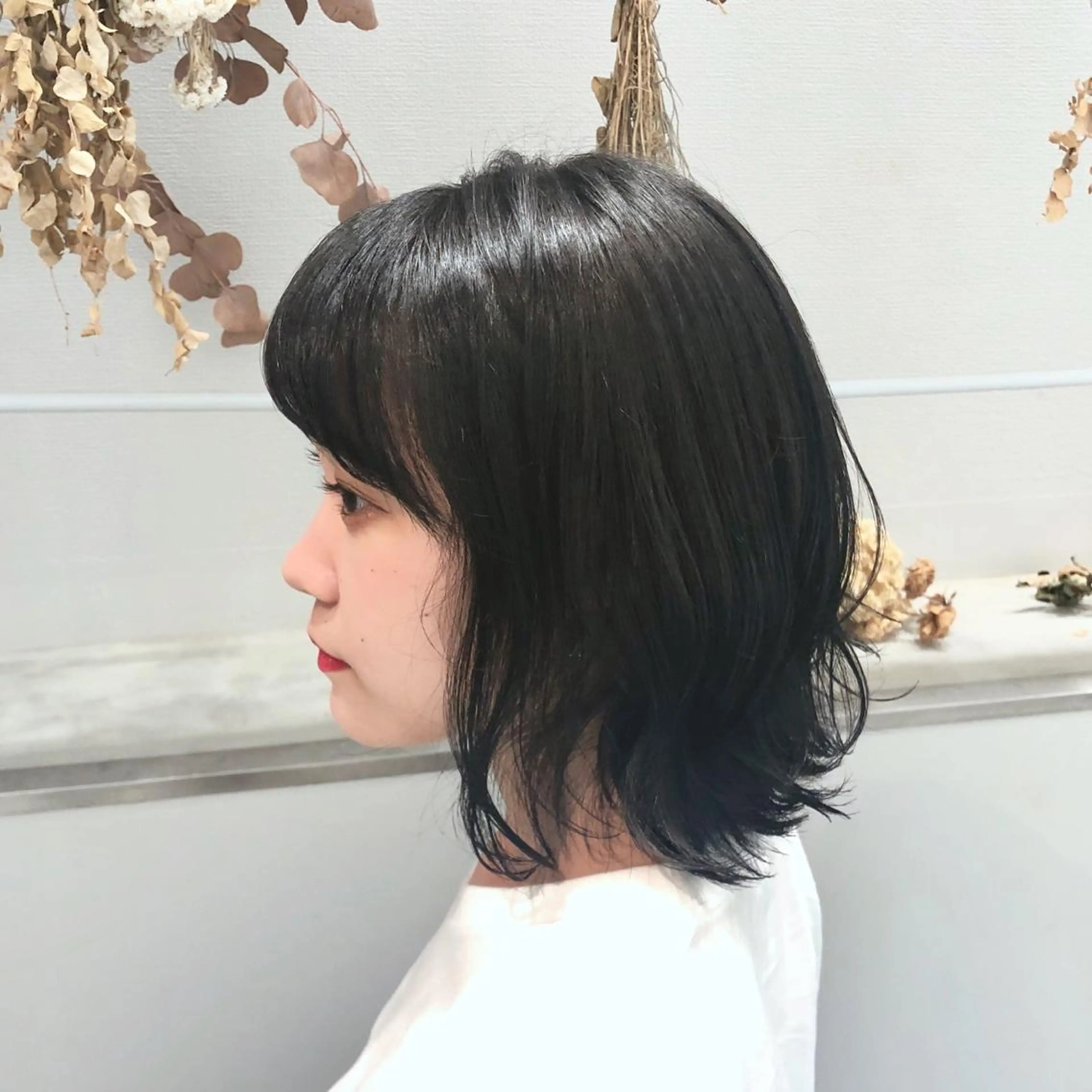 ショート カラー 黒髪 ブルーカラー ブルーブラック ボブ 外ハネヘア 柏木  彩花のヘアスタイル