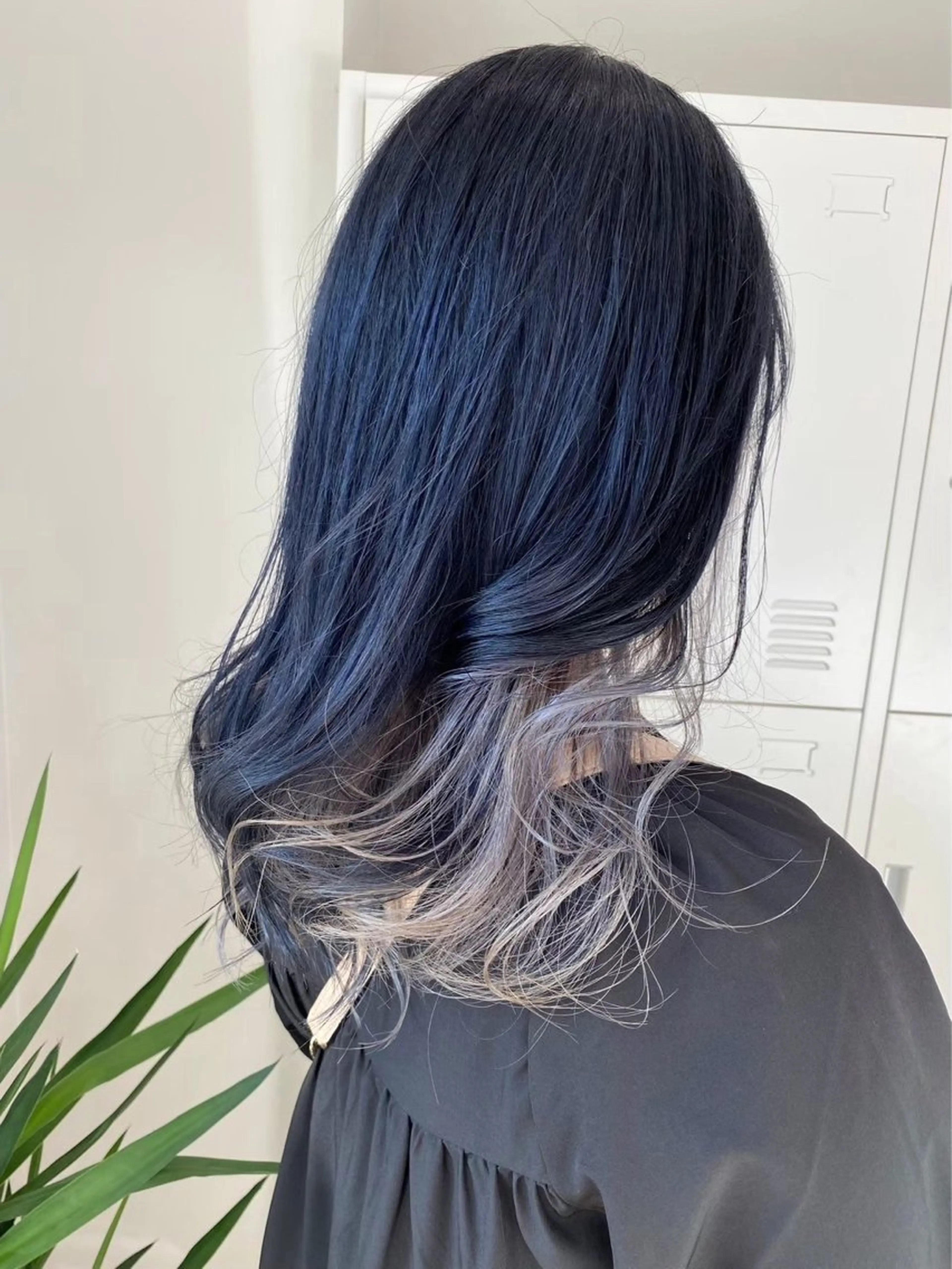 セミロング カラー ブリーチ ブルーカラー シルバー 臺 佳連のヘアスタイル