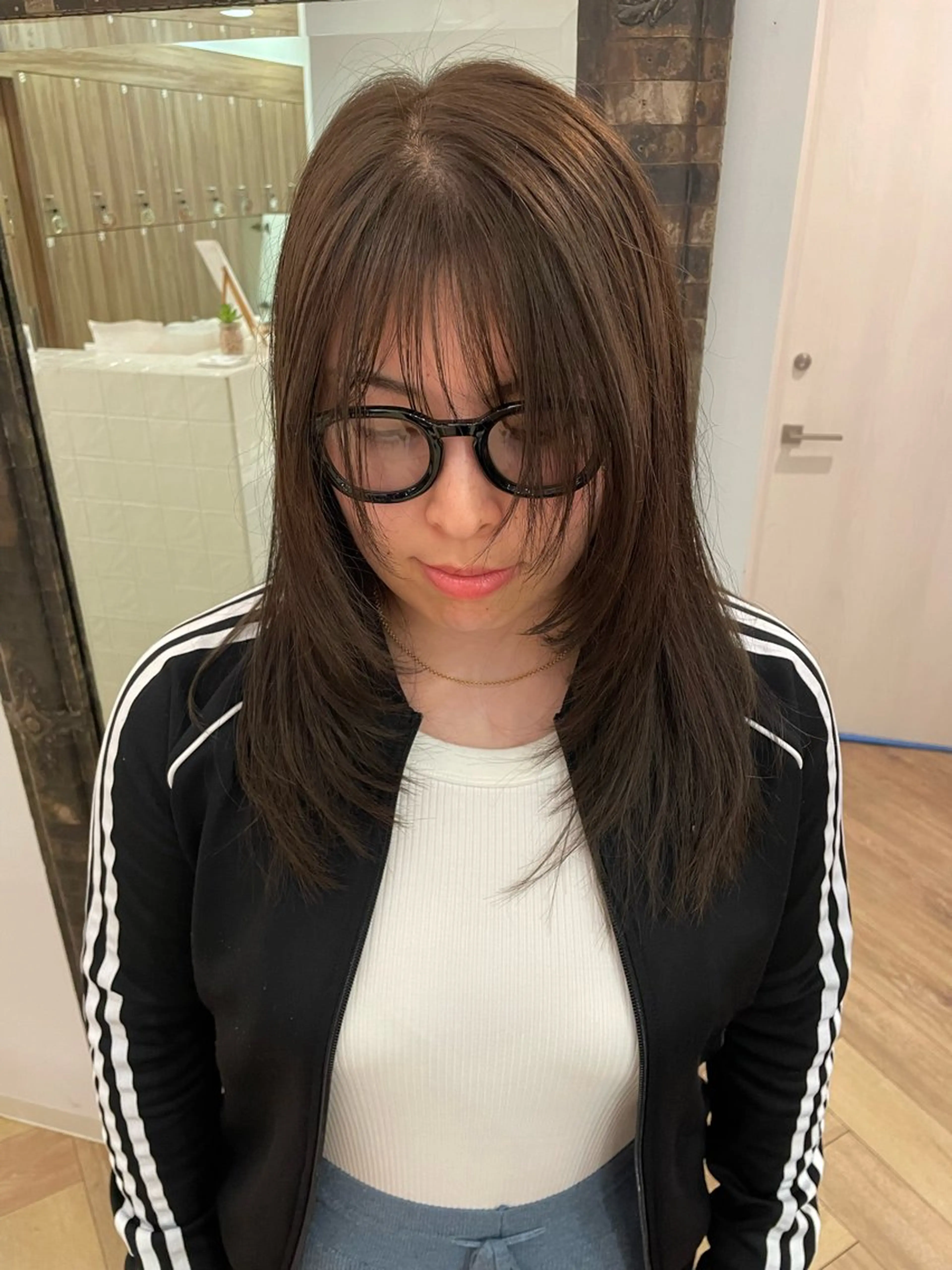 セミロング レイヤーカット シャギー 安田 朱由のヘアスタイル