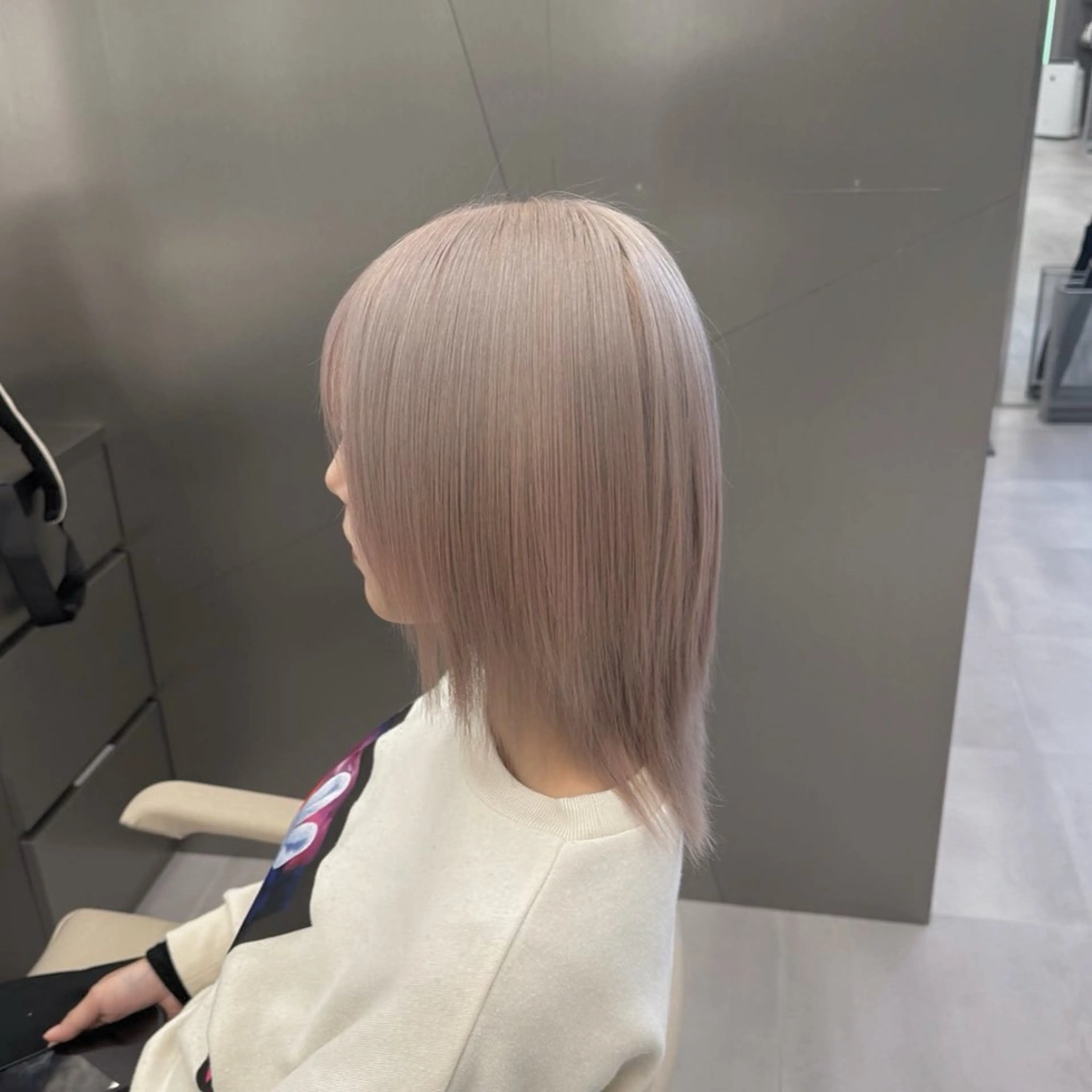 ミディアム カラー 切りっぱなしボブ ミディアムパーマ バレイヤージュ ベージュカラー ブリーチ ほの カラー特化/ ブリーチ/ボブのヘアスタイル
