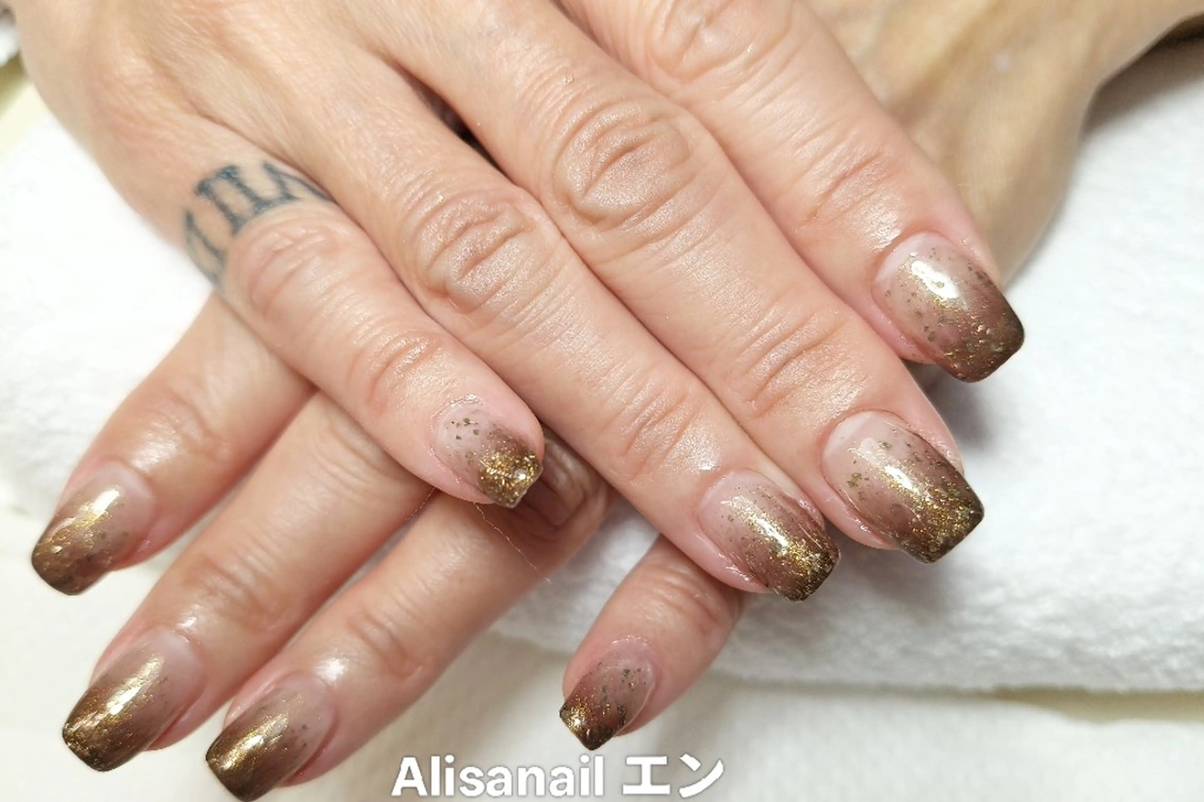 ネイル ブラウン グラデーション ラメ(グリッター) ラメグラデーション エ ンのネイルデザイン