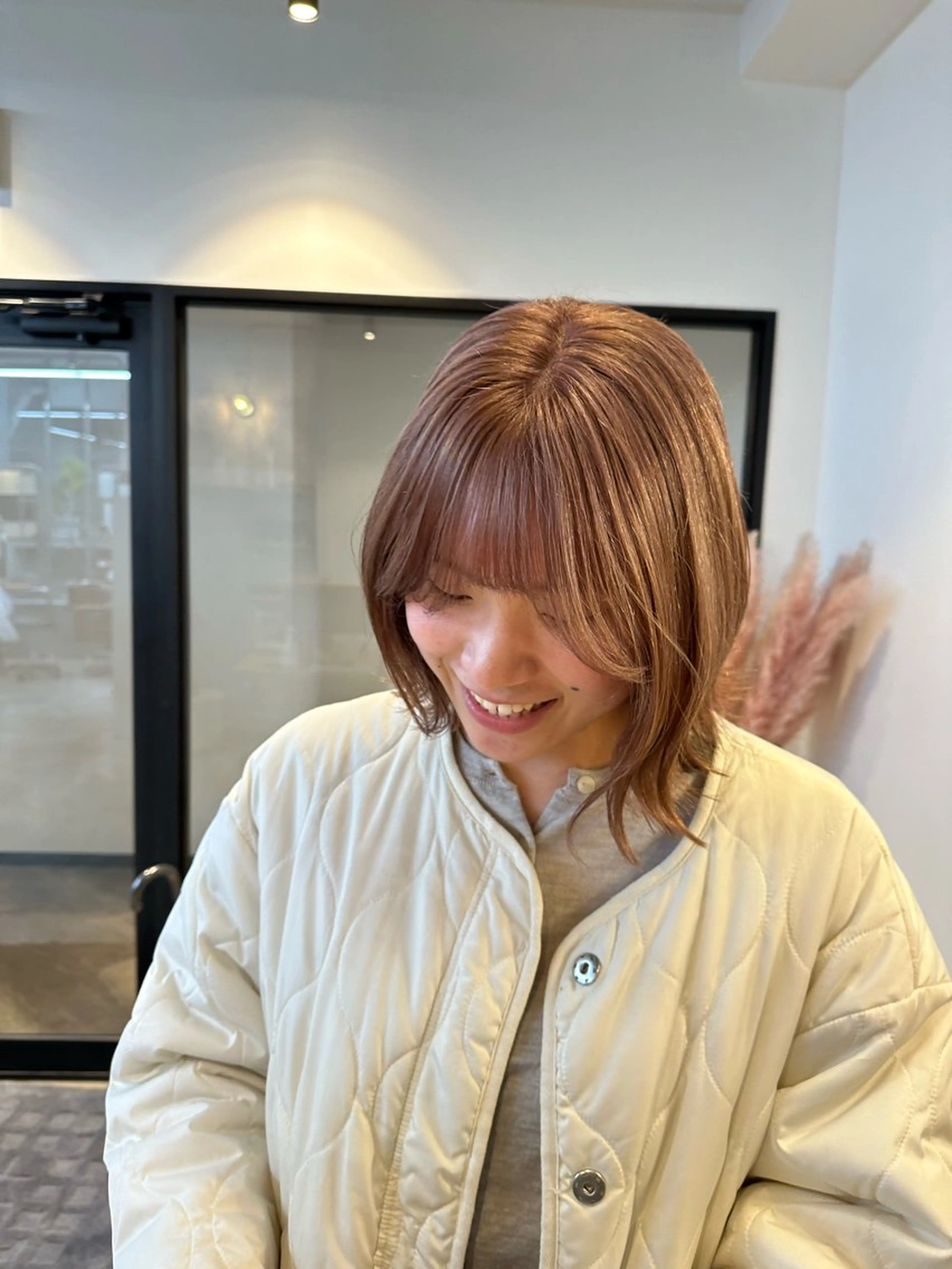 ミディアム カット ヘアカラー トリートメント yuika .のヘアスタイル