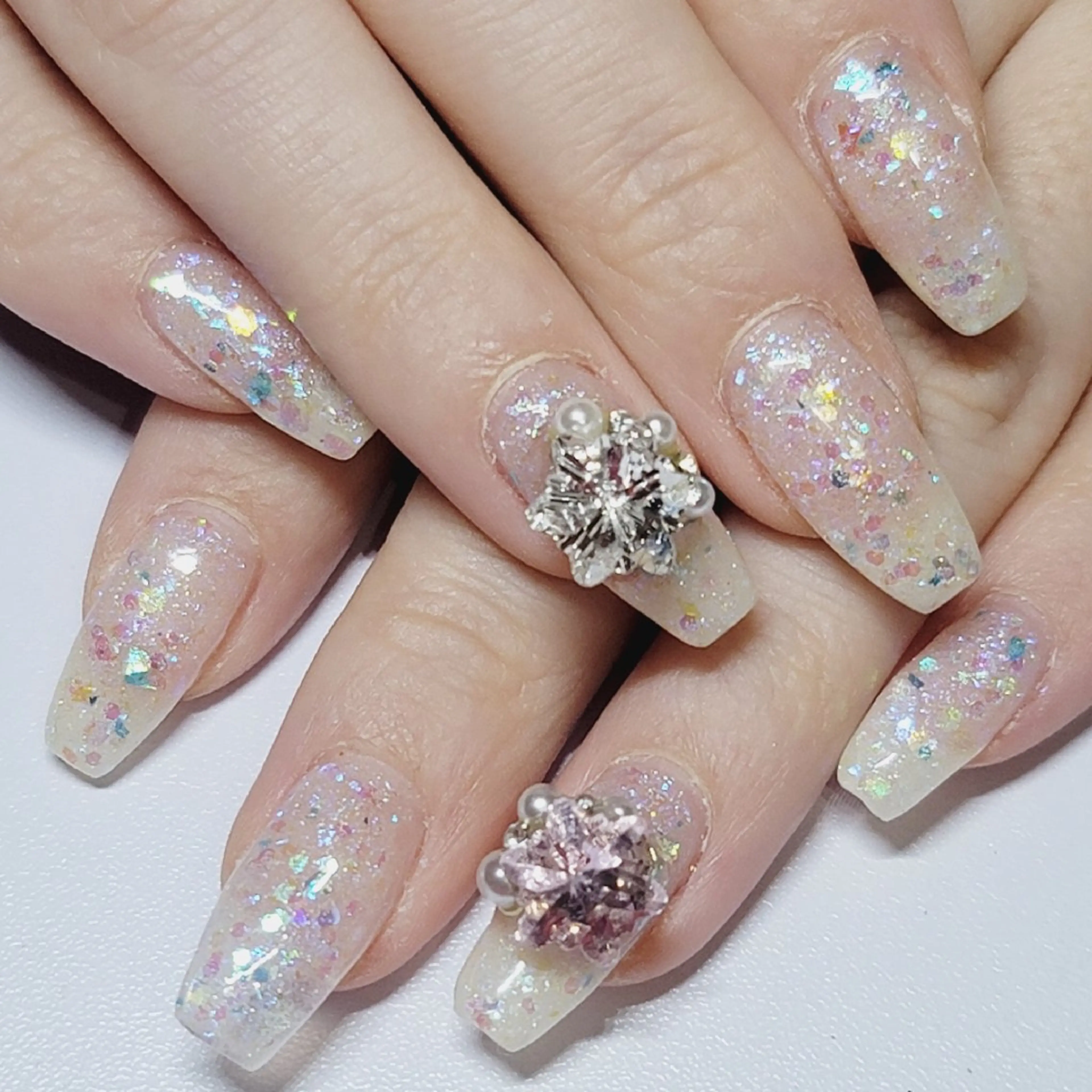 ネイル ホログラムネイル ラメ(グリッター) ワンカラーネイル ホワイト 冬ネイル ハンドネイル よしだ ひろきのネイルデザイン