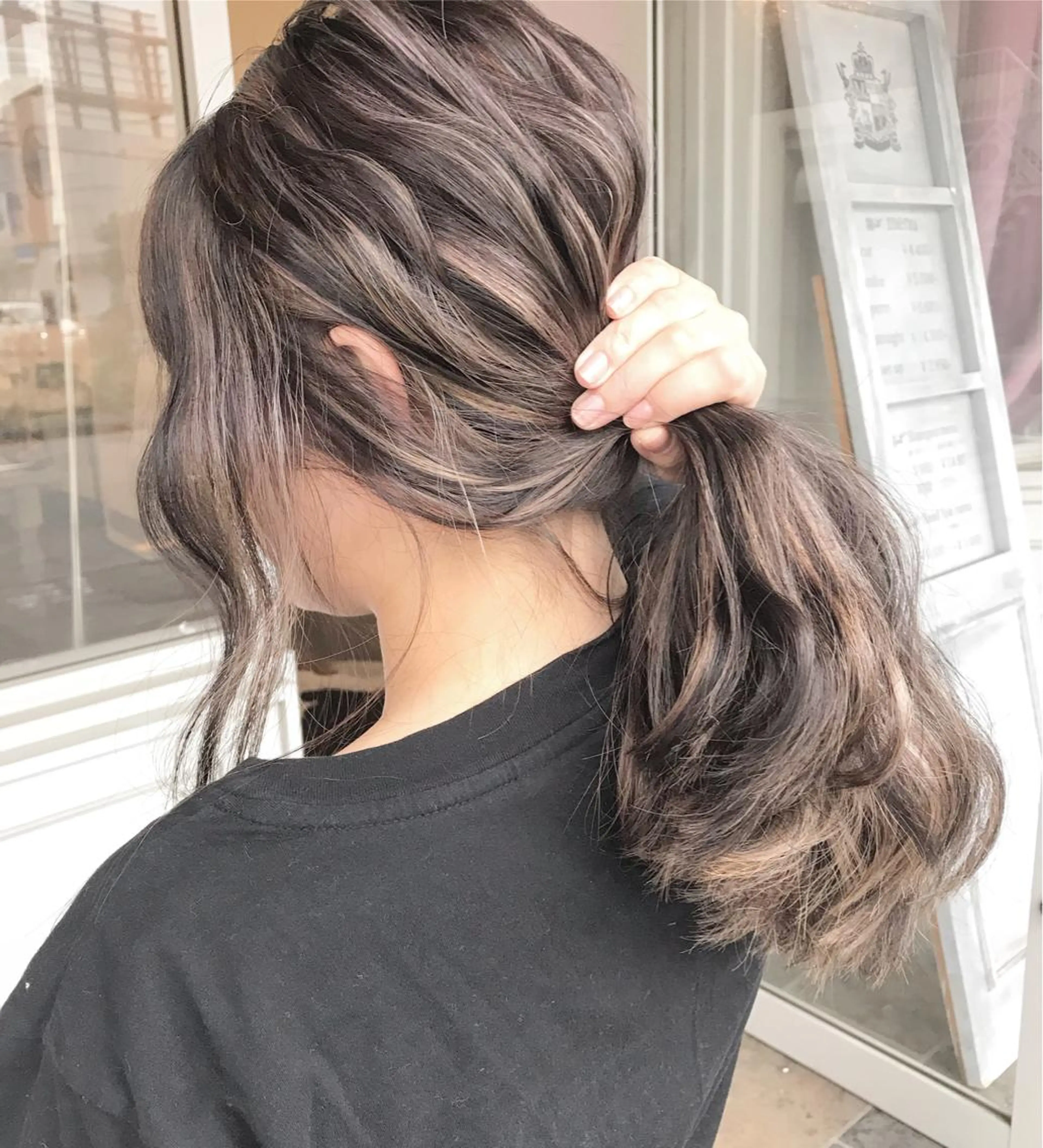セミロング カラー ヘアアレンジ お団子ヘア 切りっぱなしボブ バレイヤージュ ブリーチ デザインカラー Mariana/ 鶴原-ハイライトのヘアスタイル