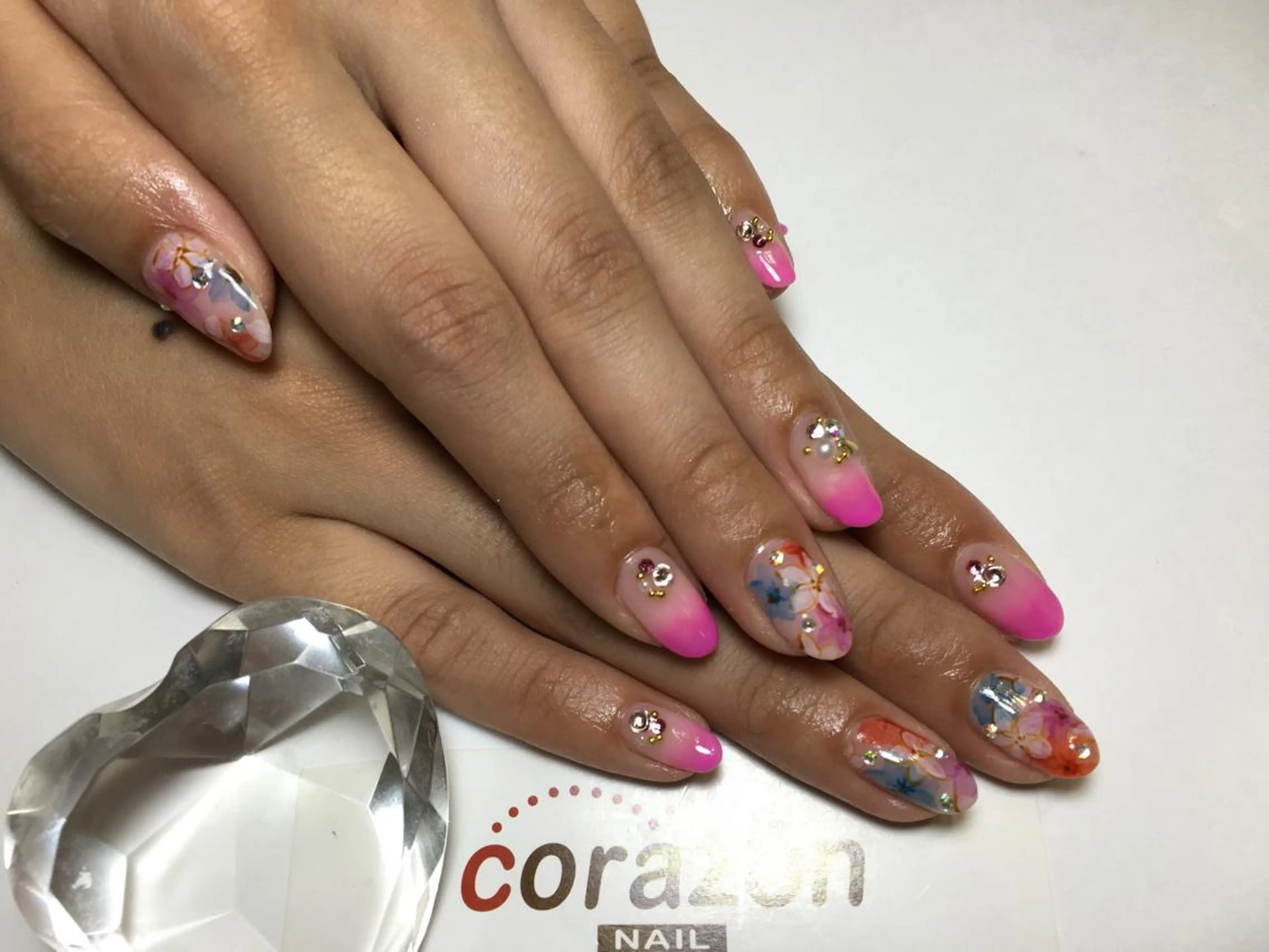 ネイル アートネイル ストーンネイル corazon所属・ネイリスト aicoのネイルデザイン