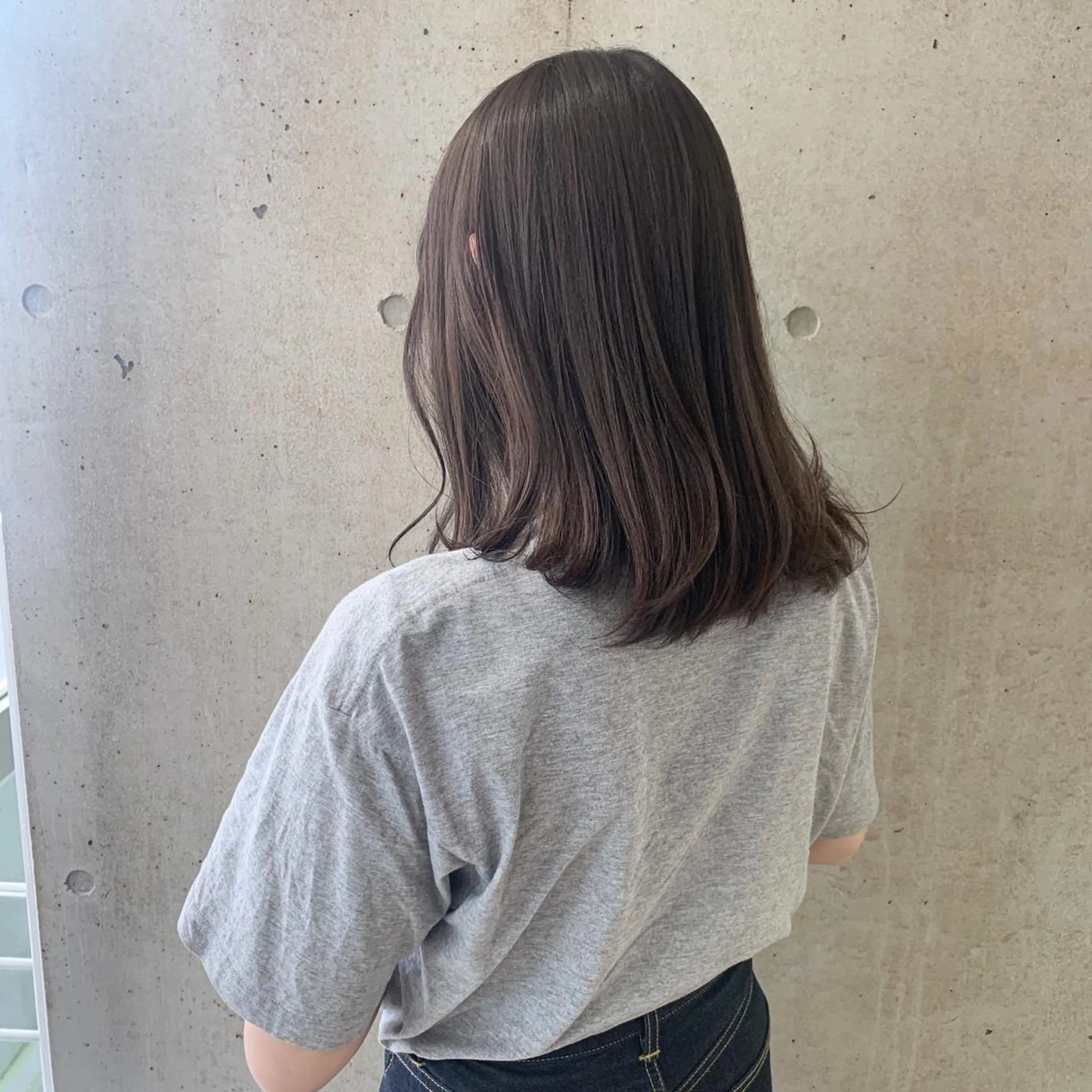 ミディアム カラー グレージュ 二宮 早智子のヘアスタイル