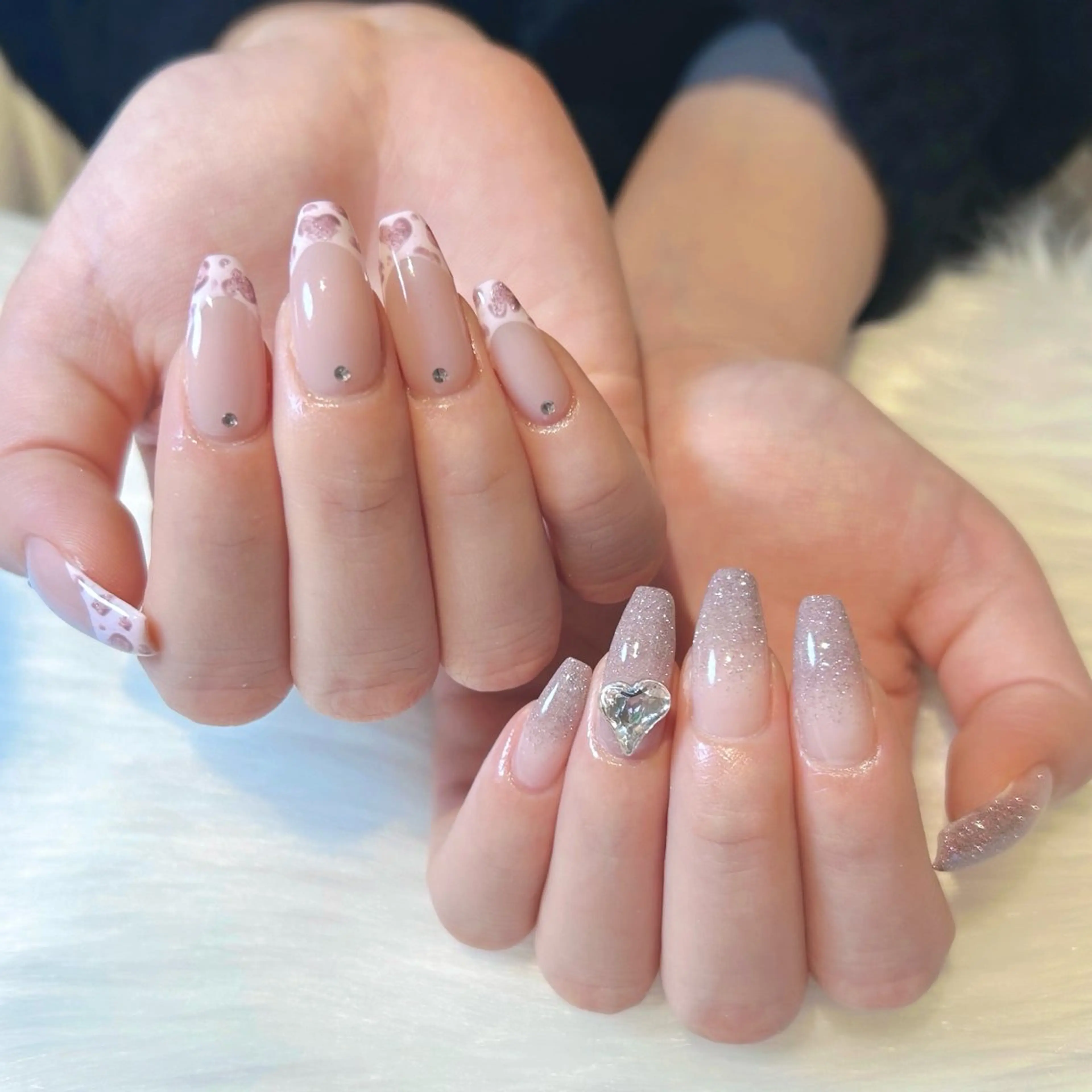 ネイル フラッシュネイル フレンチネイル グラデーション キラキラネイル 冬ネイル ハンドネイル ぷりゅねる 心斎橋のネイルデザイン
