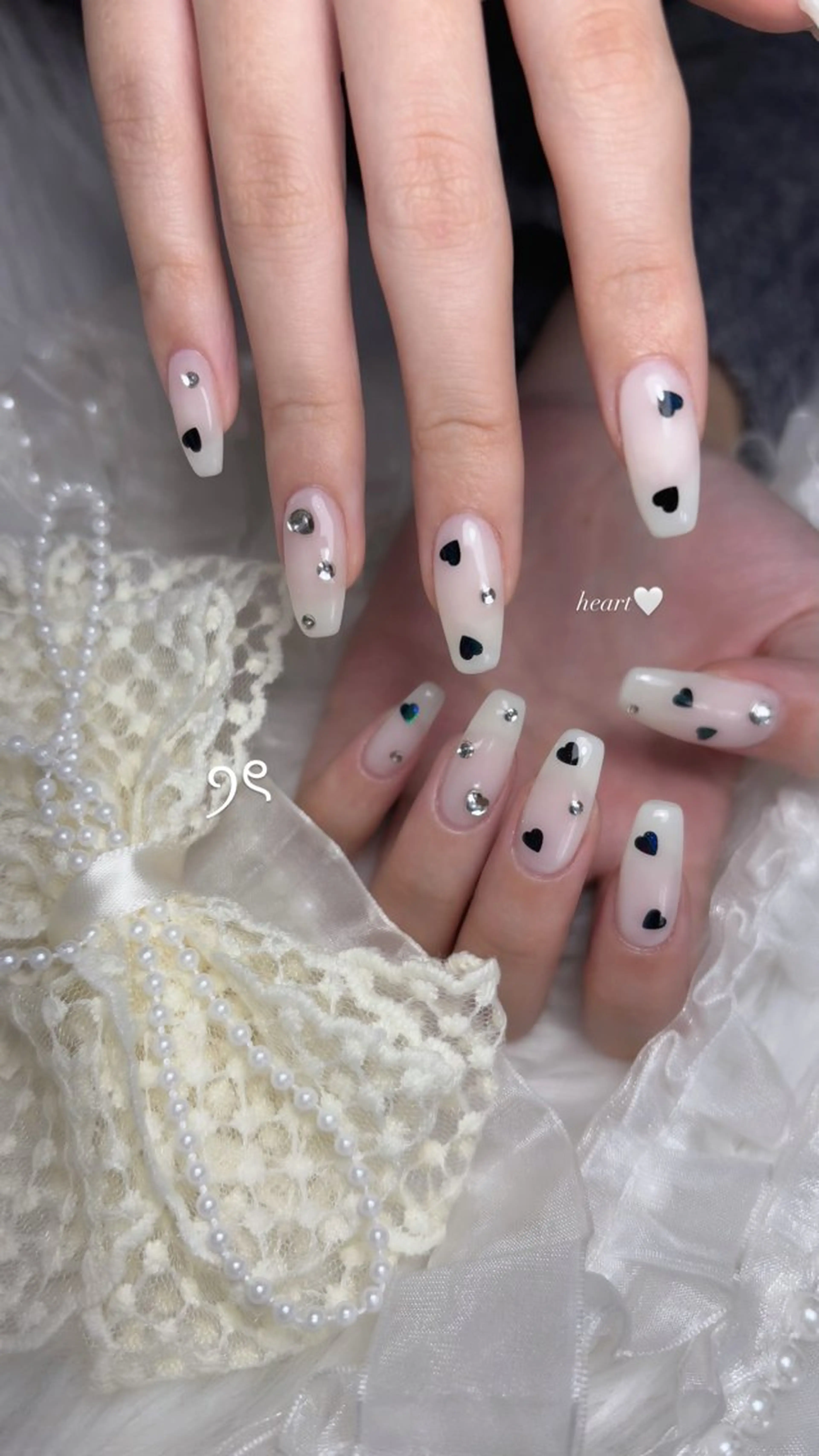 ネイル アートネイル ホワイト ハンドネイル 𝑬𝑹𝑰𝑲𝑨 𓂃🎀𓈒𓏸のネイルデザイン