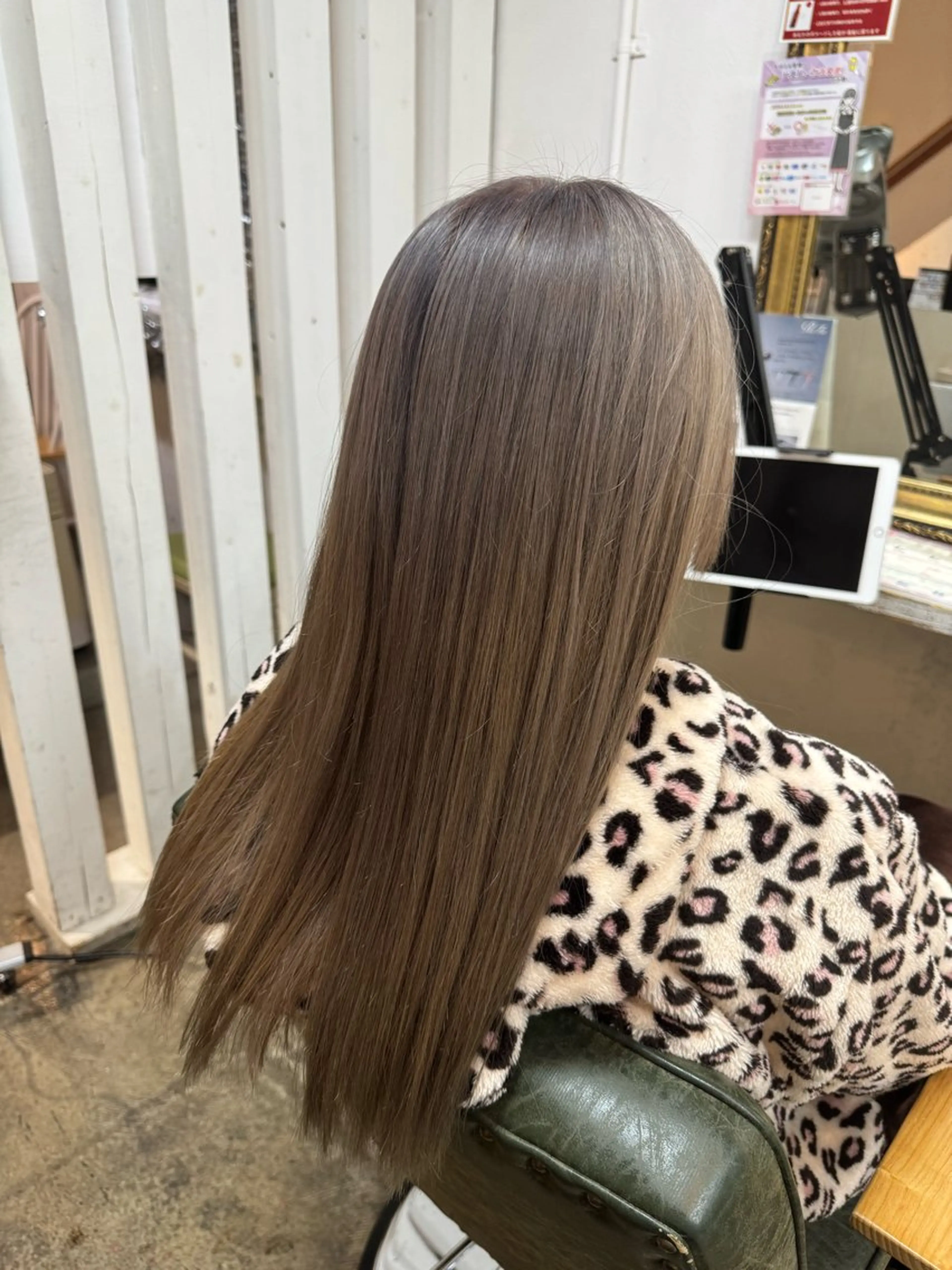 カラー ベージュカラー ブリーチ 籔上 凜のヘアスタイル