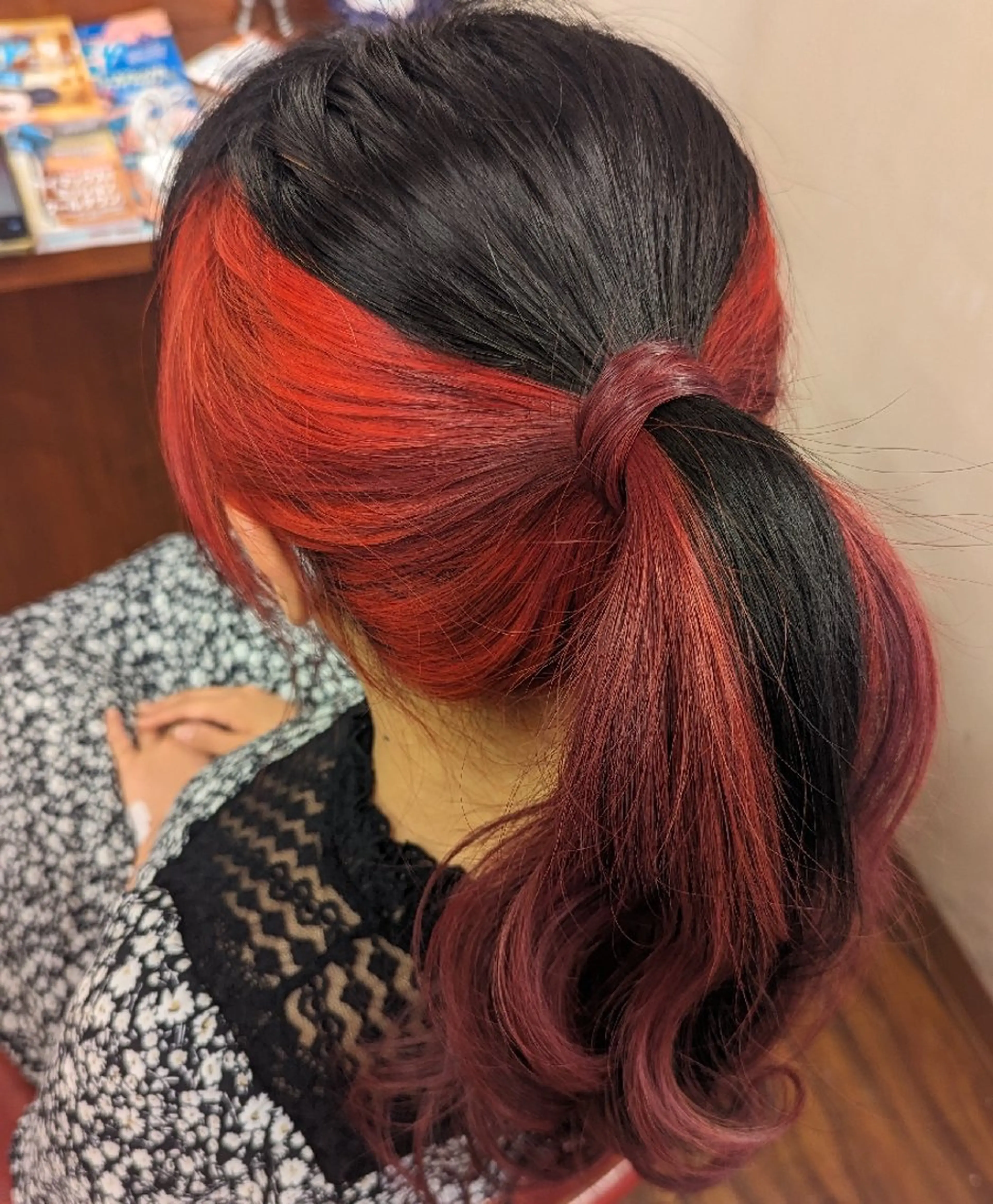 ロング カラー ヘアアレンジ ポニーテール インナーカラー レッドカラー カット ヘアカラー トリートメント fuwat所属・秋葉原でカラーする なら🐉ちぇーたんのヘアスタイル