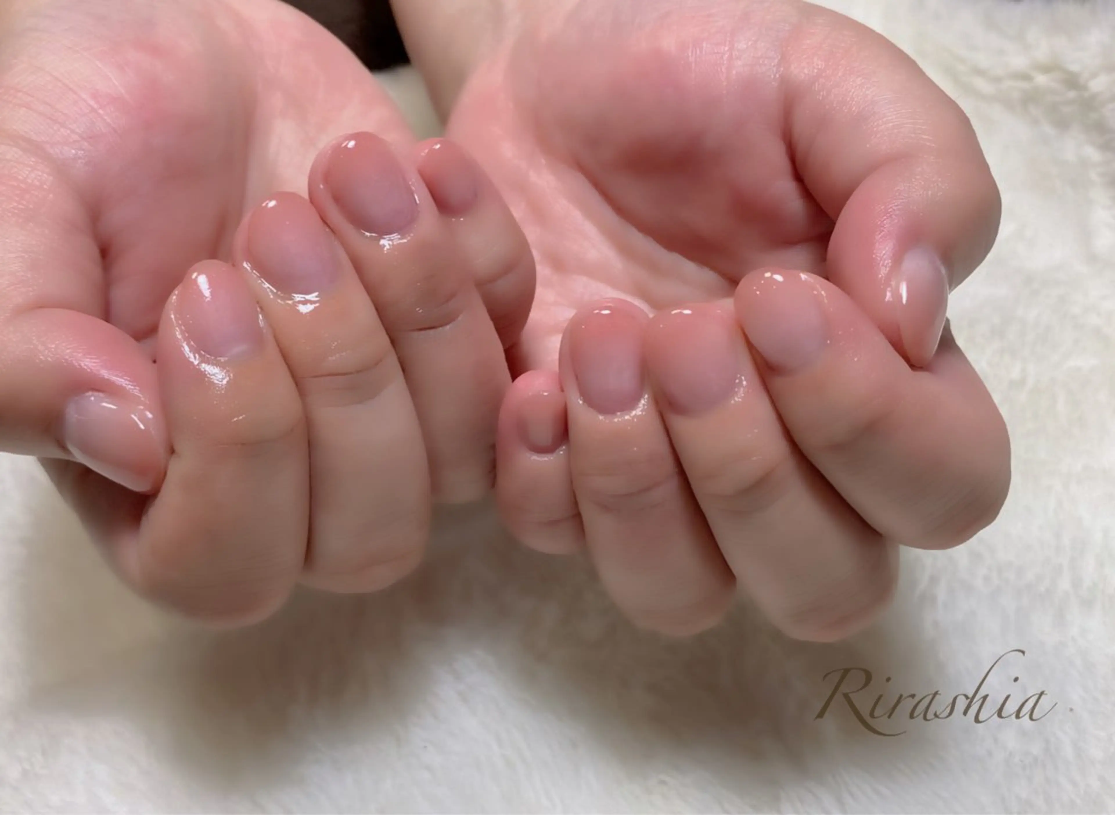 ネイル グラデーション ピンク ショートネイル ハンドネイル ハンドケア うる艶/透明感 Rirashaのネイルデザイン
