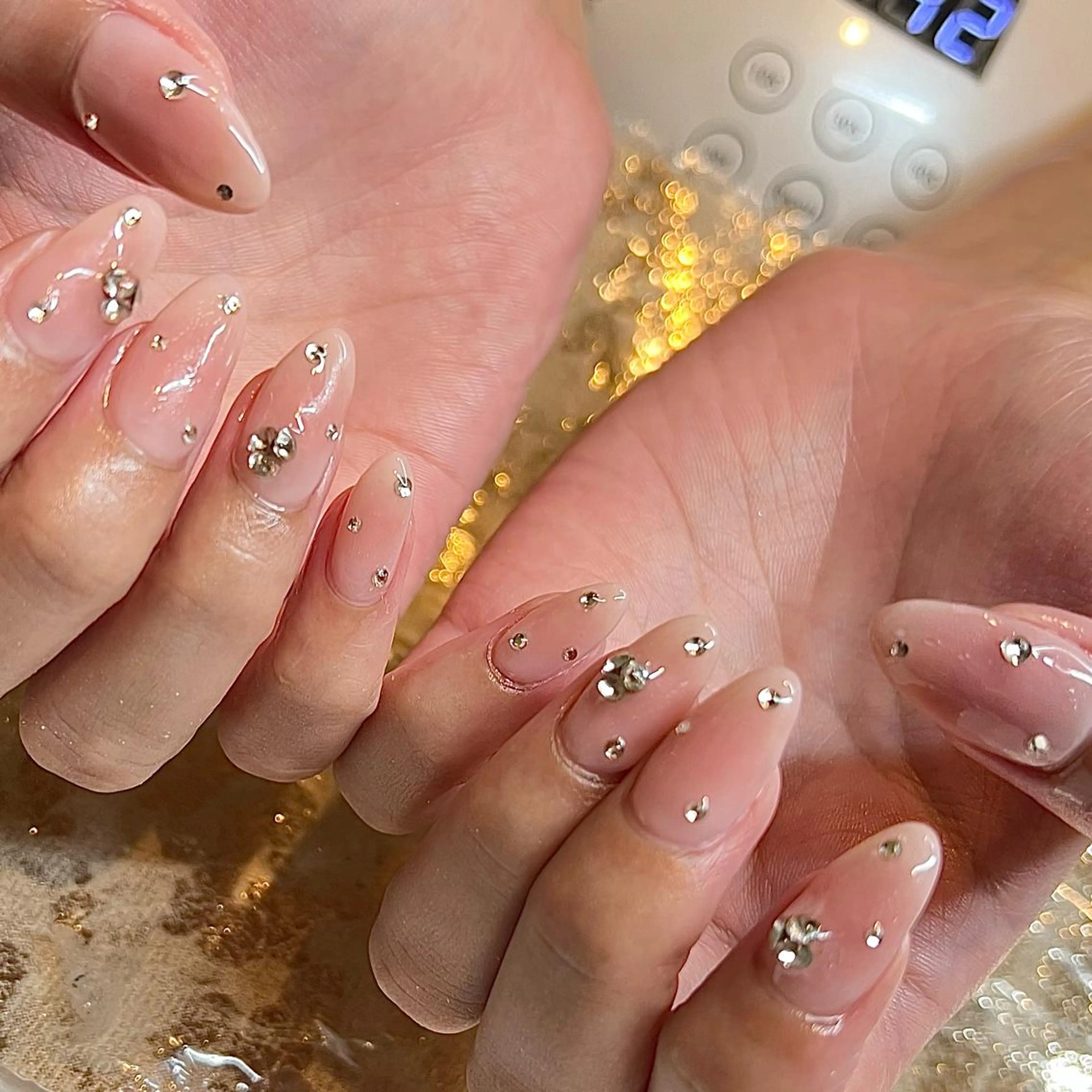 ミディアム ネイル チークネイル ストーンネイル ハンドネイル H🌺 NAILのネイルデザイン