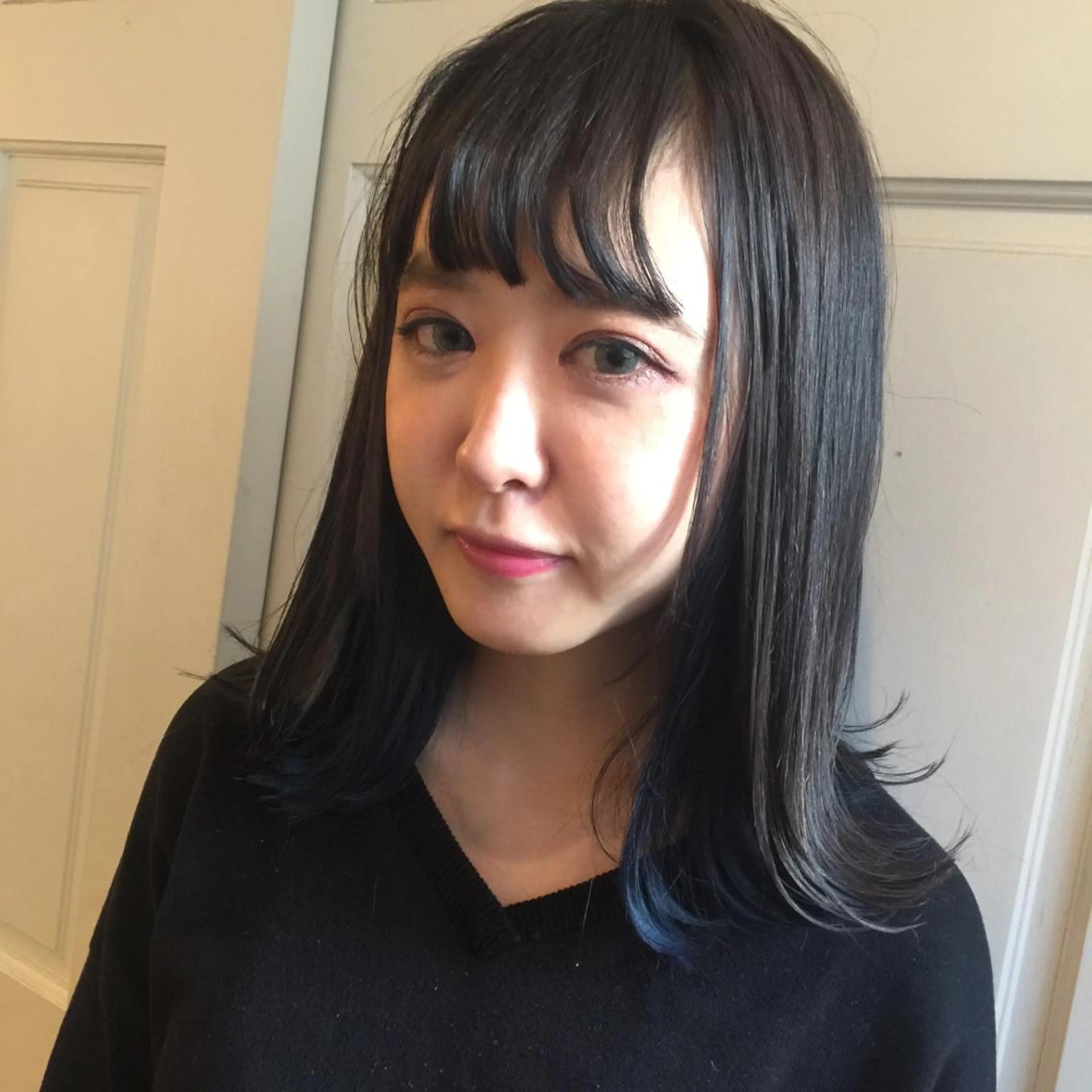 ミディアム カラー ネイビーカラー 切りっぱなしロブ ホワイト&レイヤーカ ットエクステ長畠俊輔のヘアスタイル