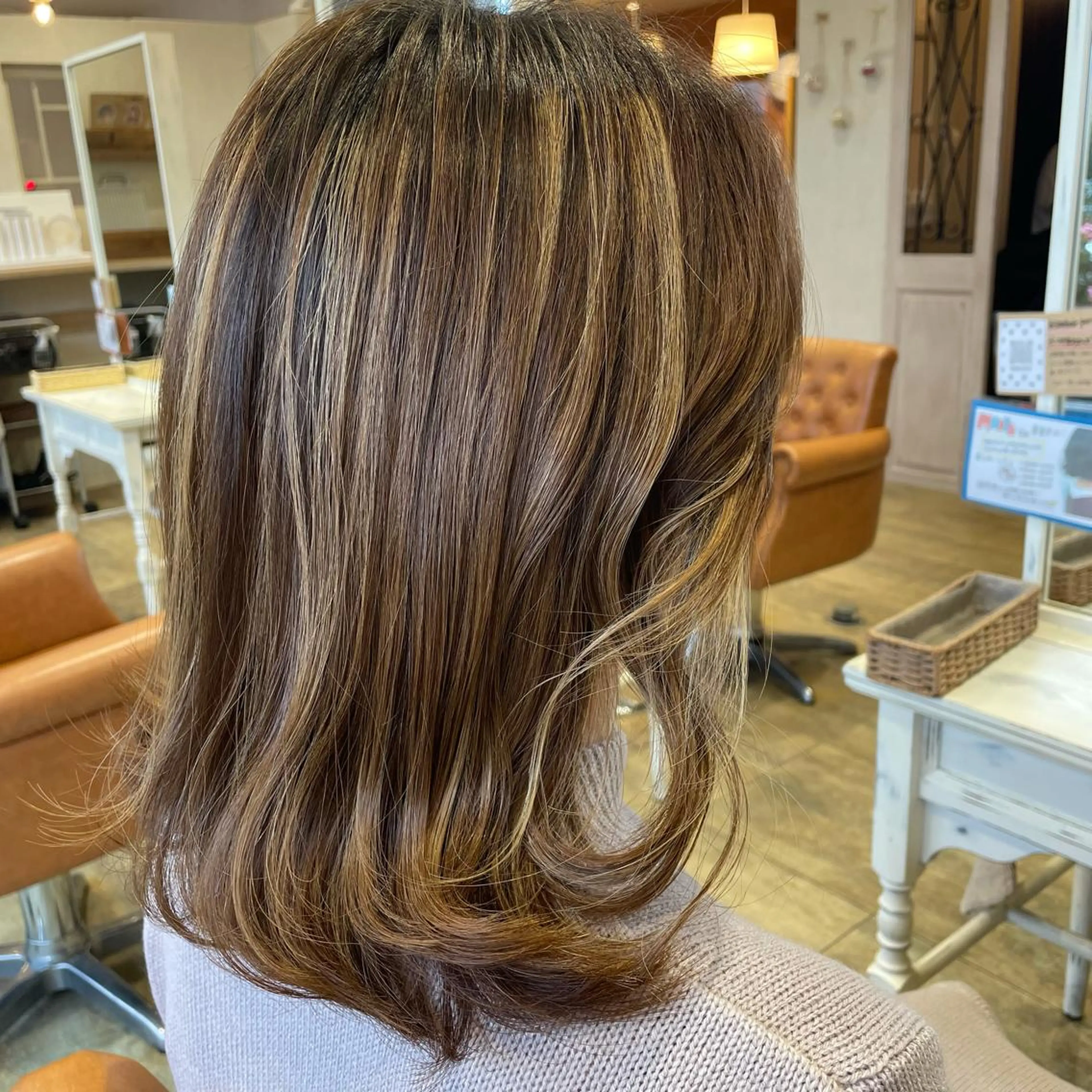 ミディアム 顔まわりレイヤー 顔周りカット レイヤーカット 上田 早恵のヘアスタイル