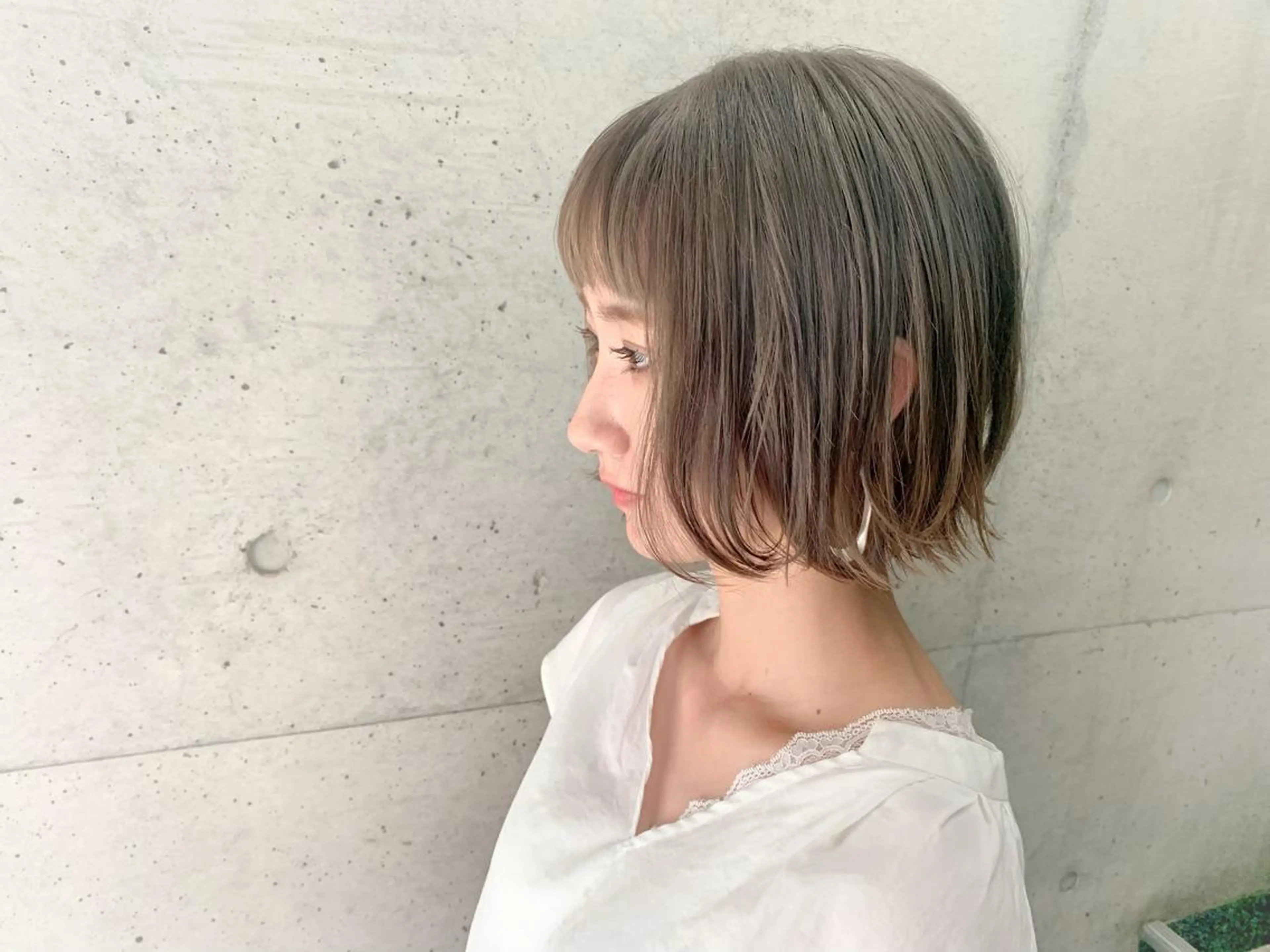 ショート カラー アッシュ ベージュカラー ブリーチ ケアブリーチ EMANON天神所属・Hitomi Ezakiのヘアスタイル