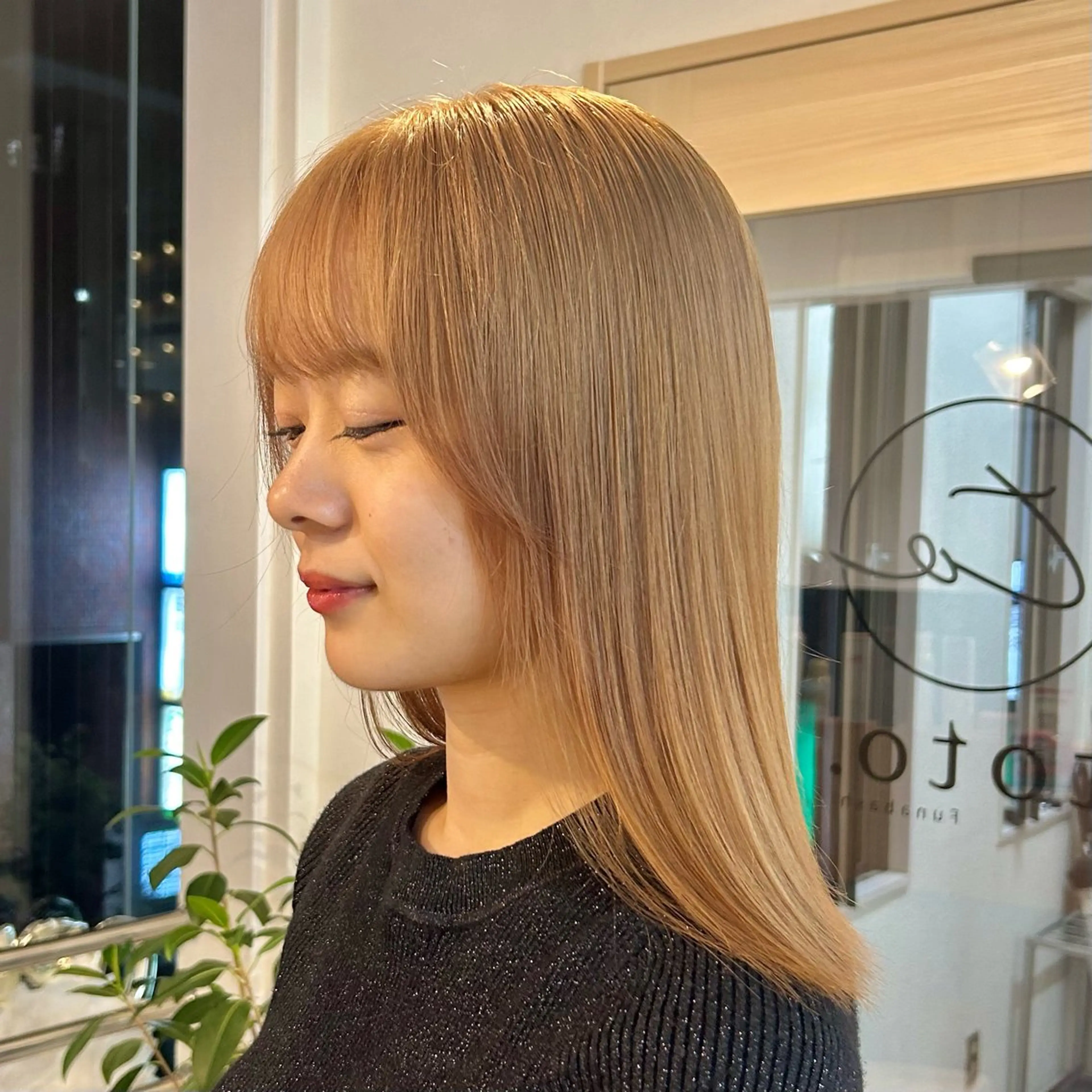 セミロング カラー ブリーチ カット ヘアカラー トリートメント 韓国ボブ/レイヤー/ ハイトーン/まなみのヘアスタイル