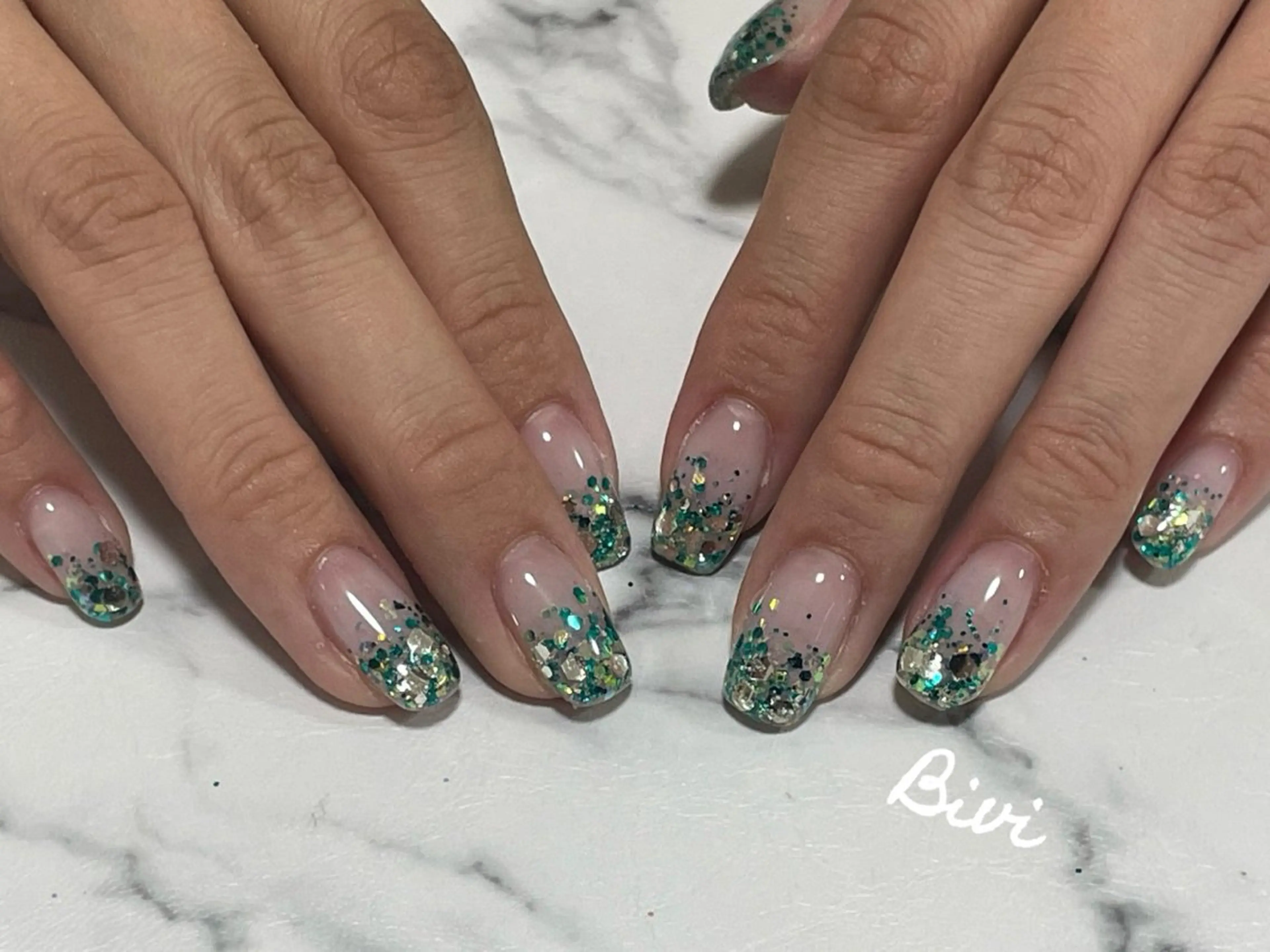 ネイル アートネイル フラッシュネイル グラデーション ラメ(グリッター) シルバー ハンドネイル ハンドケア ♡Bivi♡自爪に 優しいネイルサロンのネイルデザイン